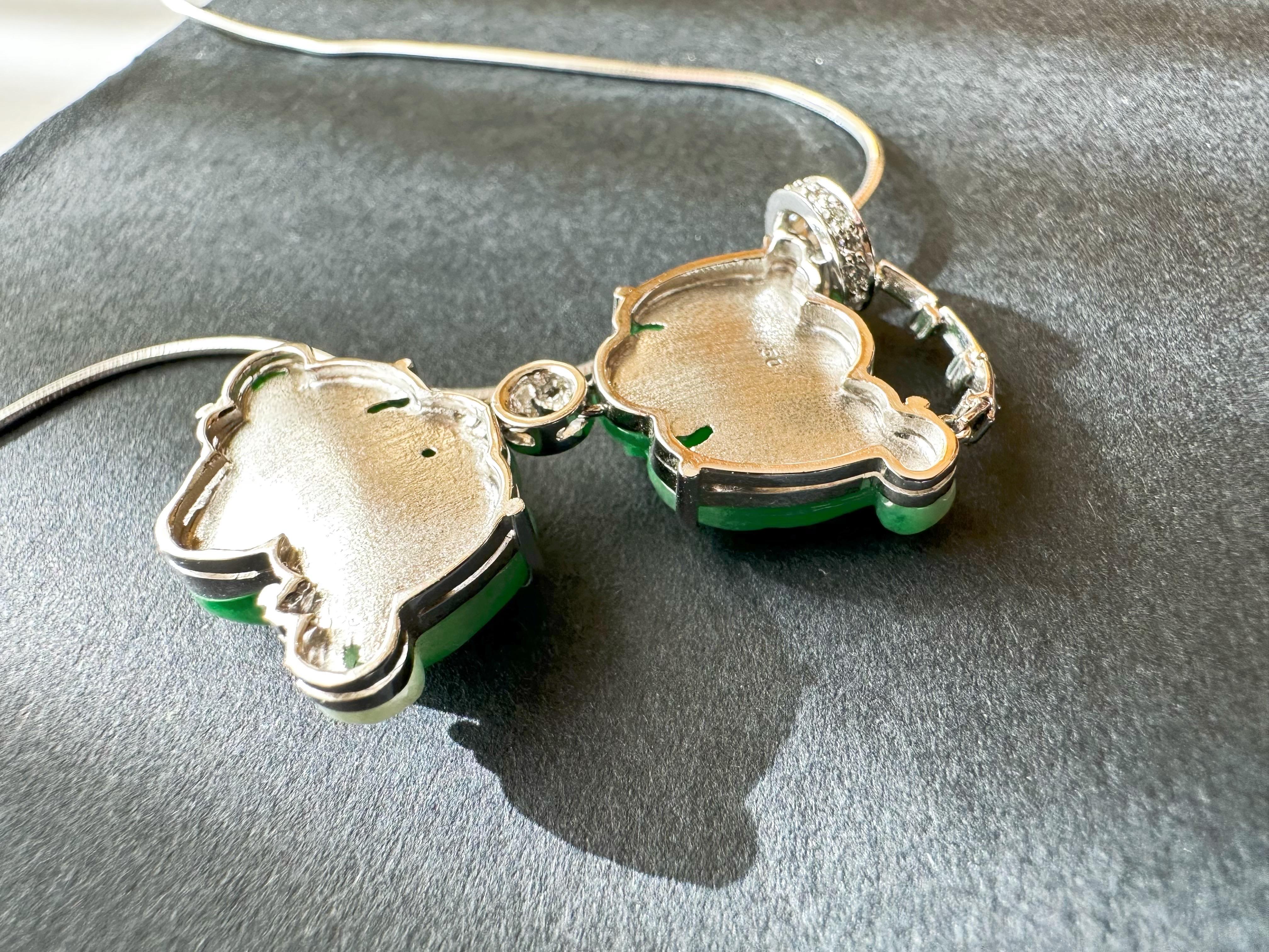 Art Nouveau Ciondolo di giada verde imperiale naturale Myanmar Twin Bats in oro bianco 18 carati in vendita