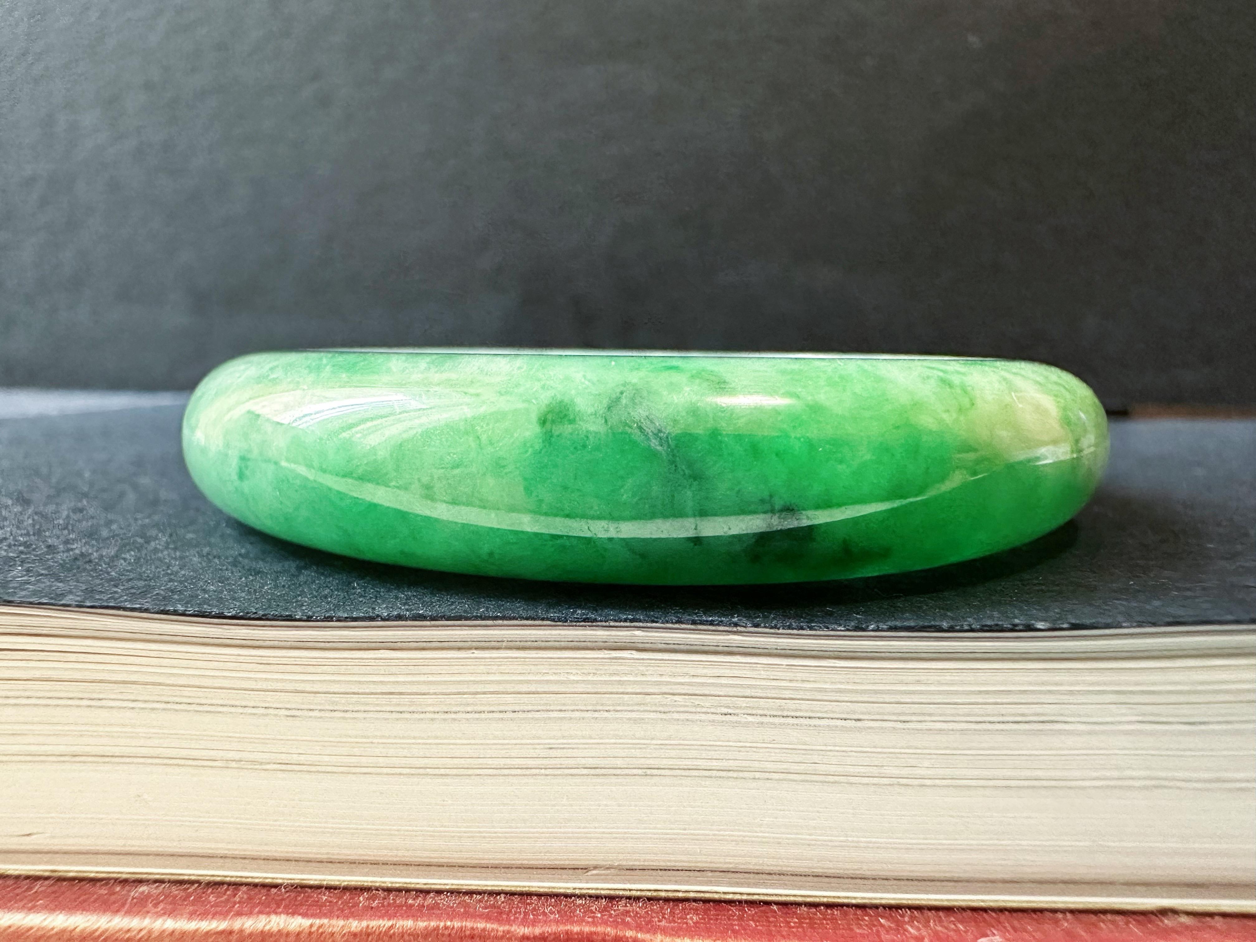 Natural Myanmar Vivid Apple Green Oval Shape Jade Bangle Bracelet In New Condition For Sale In Kowloon, HK