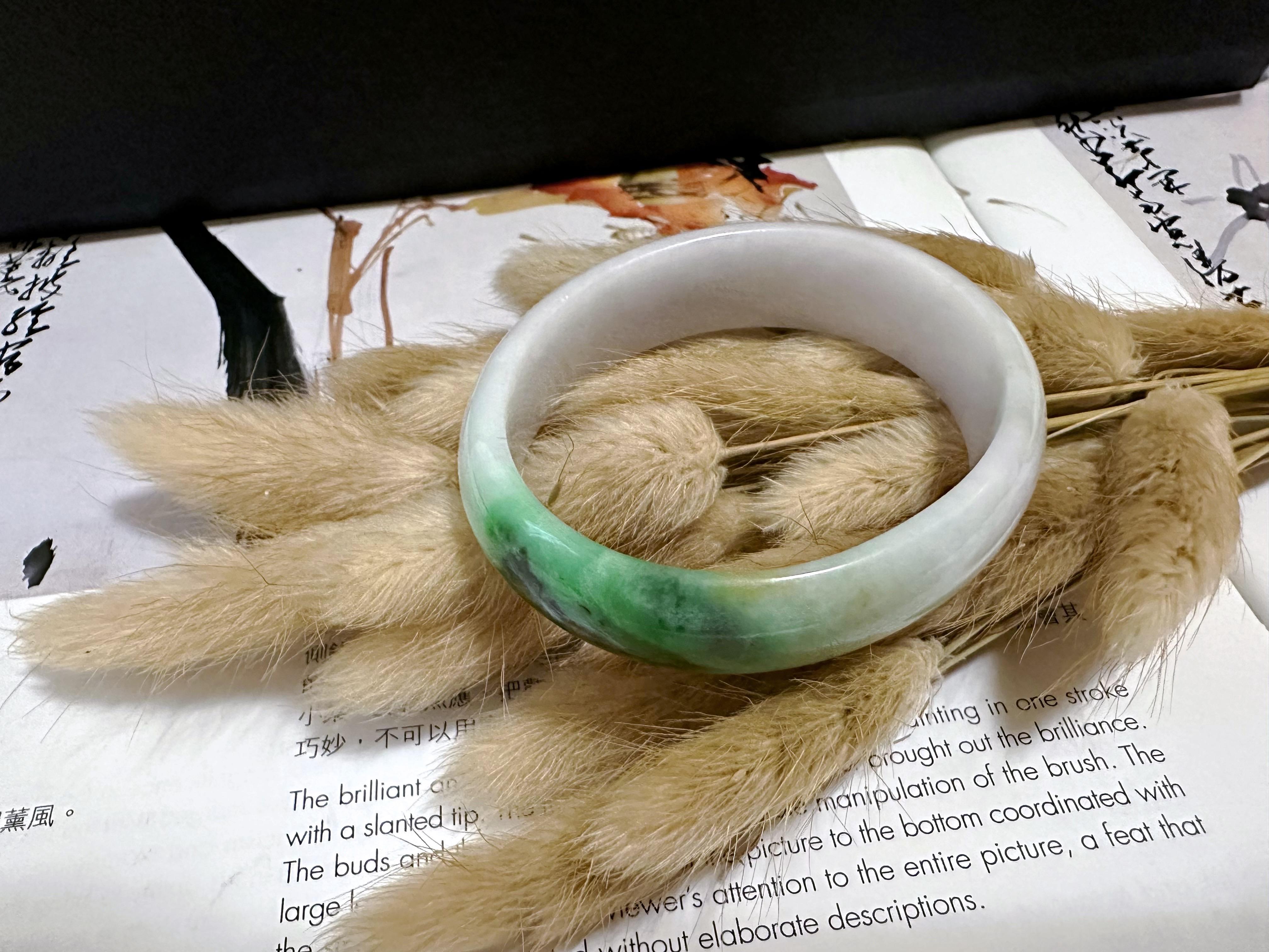Naturelle Myanmar Vivid Apple Green Tricolor Oval Shape Jadeite Bangle en vente 5