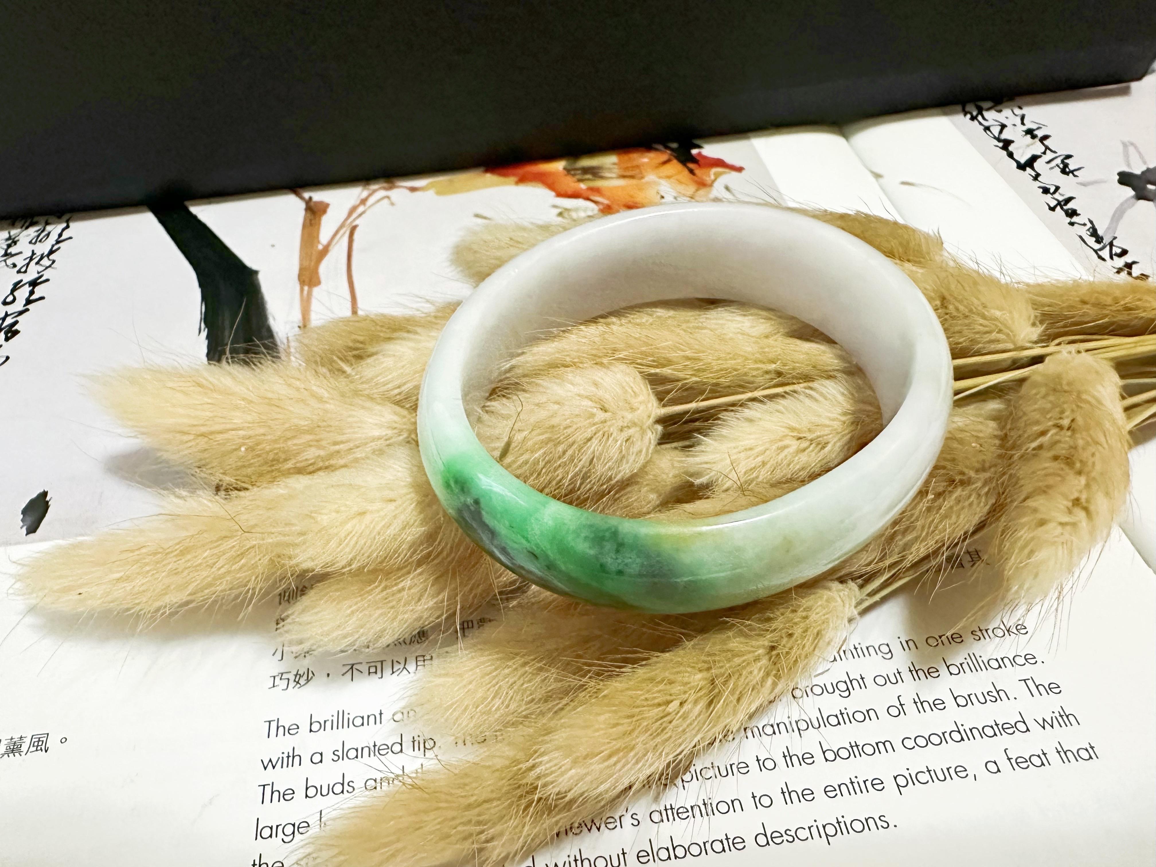 Naturelle Myanmar Vivid Apple Green Tricolor Oval Shape Jadeite Bangle en vente 6
