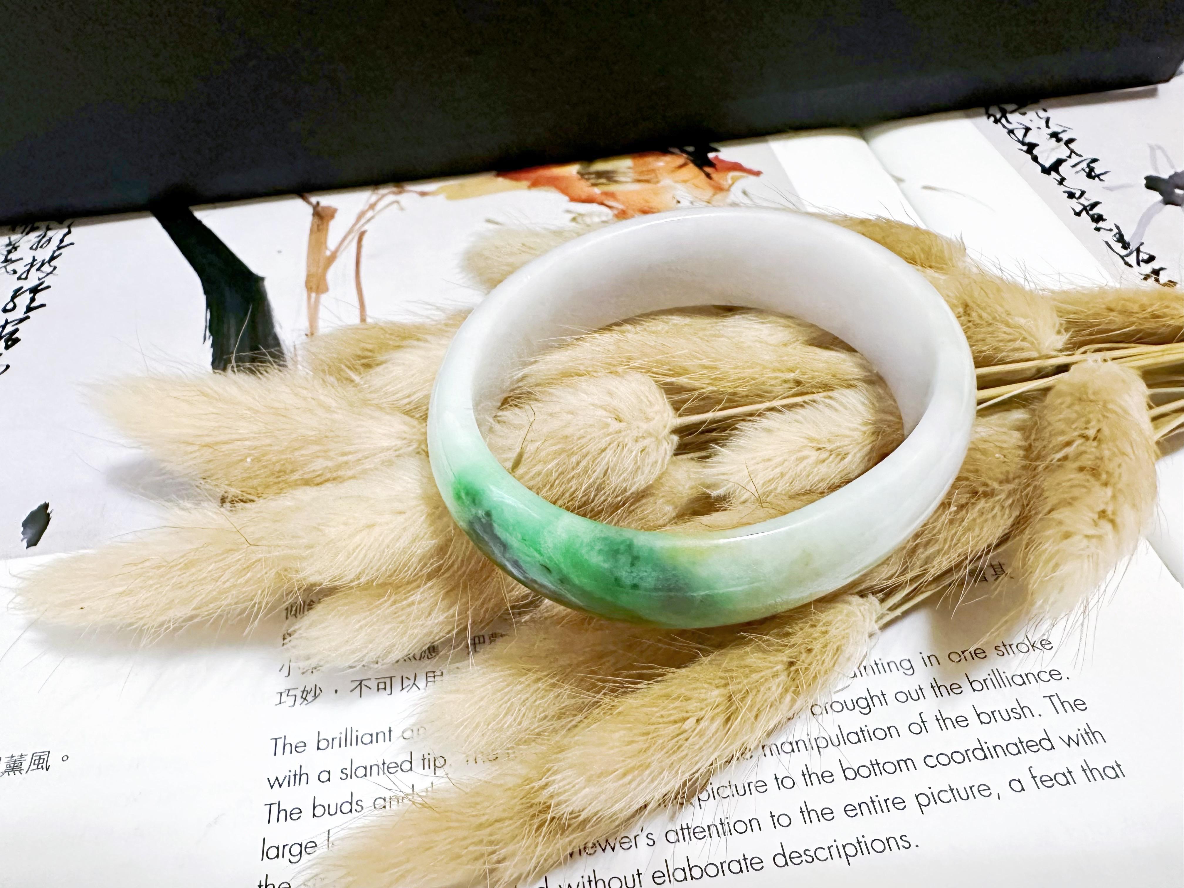 Naturelle Myanmar Vivid Apple Green Tricolor Oval Shape Jadeite Bangle en vente 7