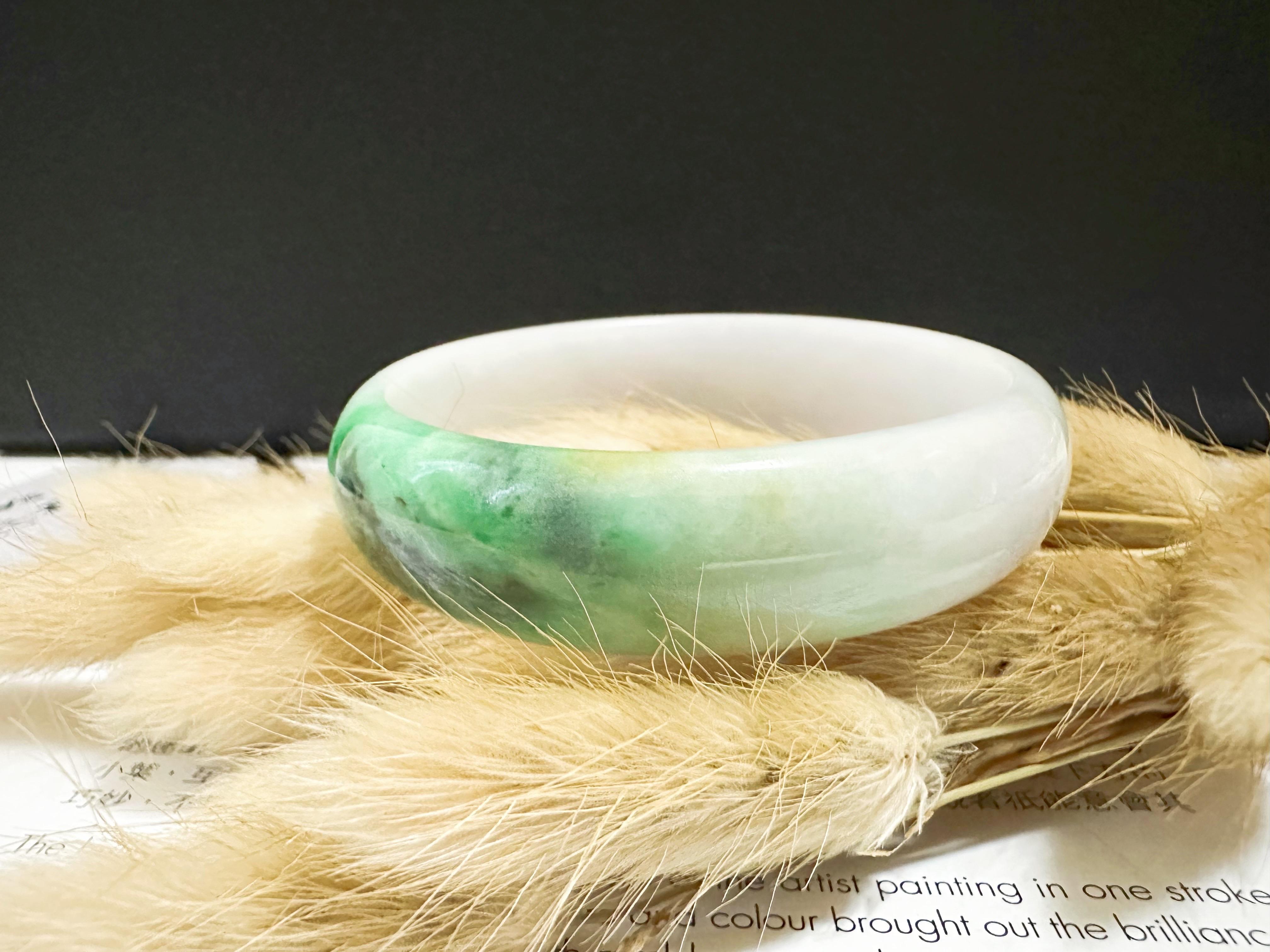 Naturelle Myanmar Vivid Apple Green Tricolor Oval Shape Jadeite Bangle en vente 9