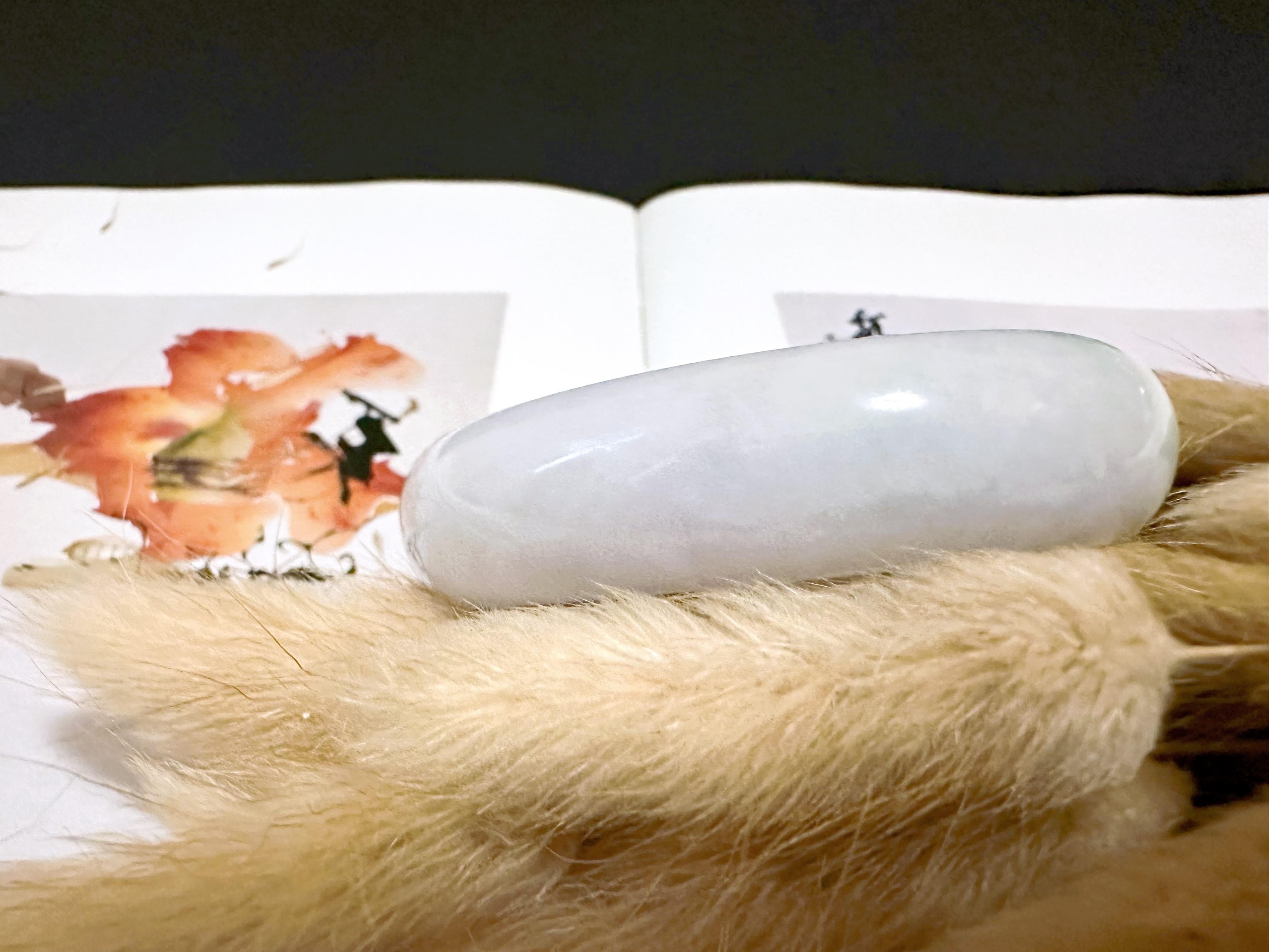 Ce magnifique bracelet en jade du Myanmar est composé à 100 % de jade naturel, non traité et non teinté de qualité A. L'étonnante couleur vert pomme de Mère Nature avec un peu de jaune rend ce bracelet unique et attrayant. Il a une texture fine et