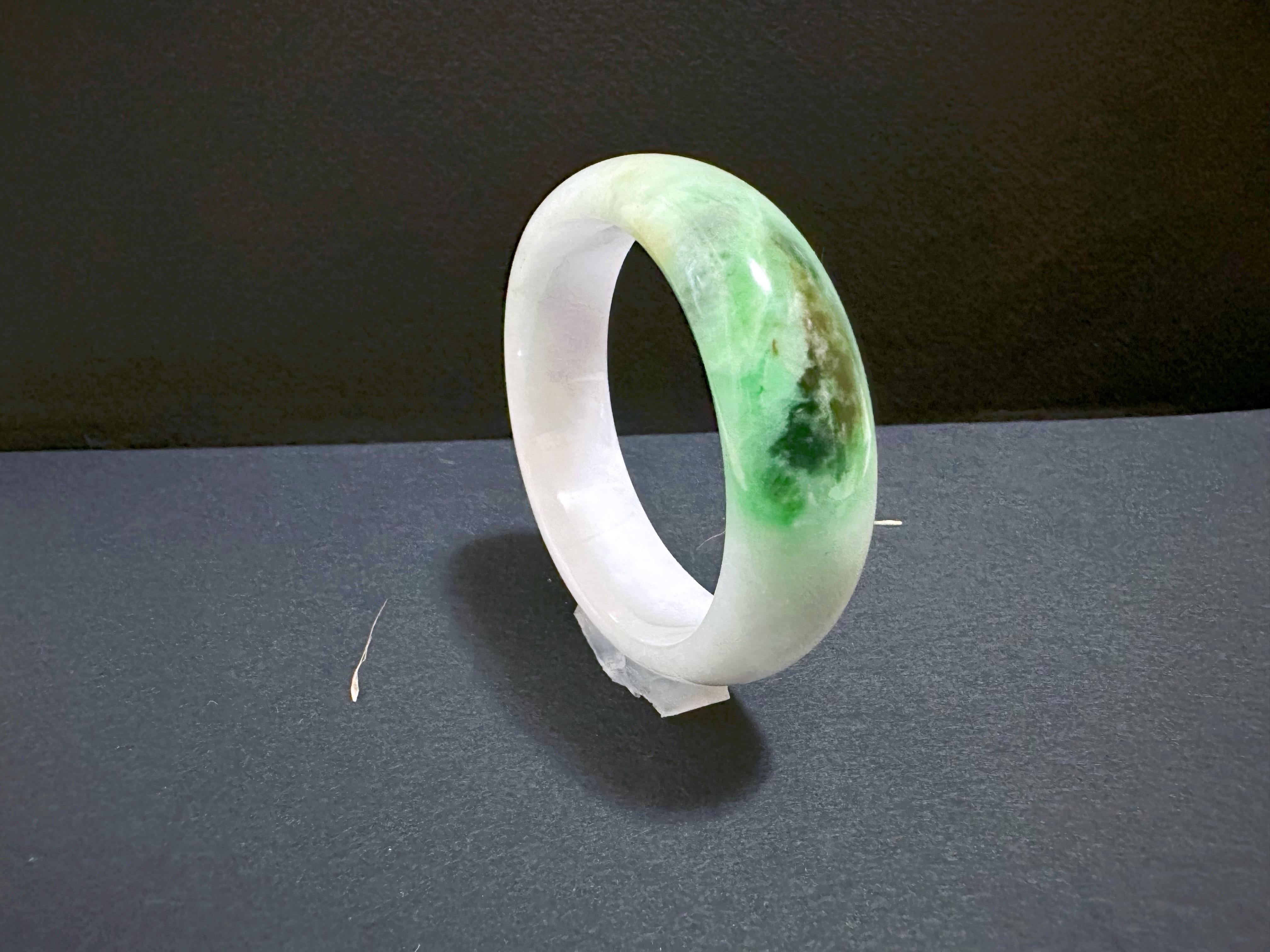 Moderne Naturelle Myanmar Vivid Apple Green Tricolor Oval Shape Jadeite Bangle en vente