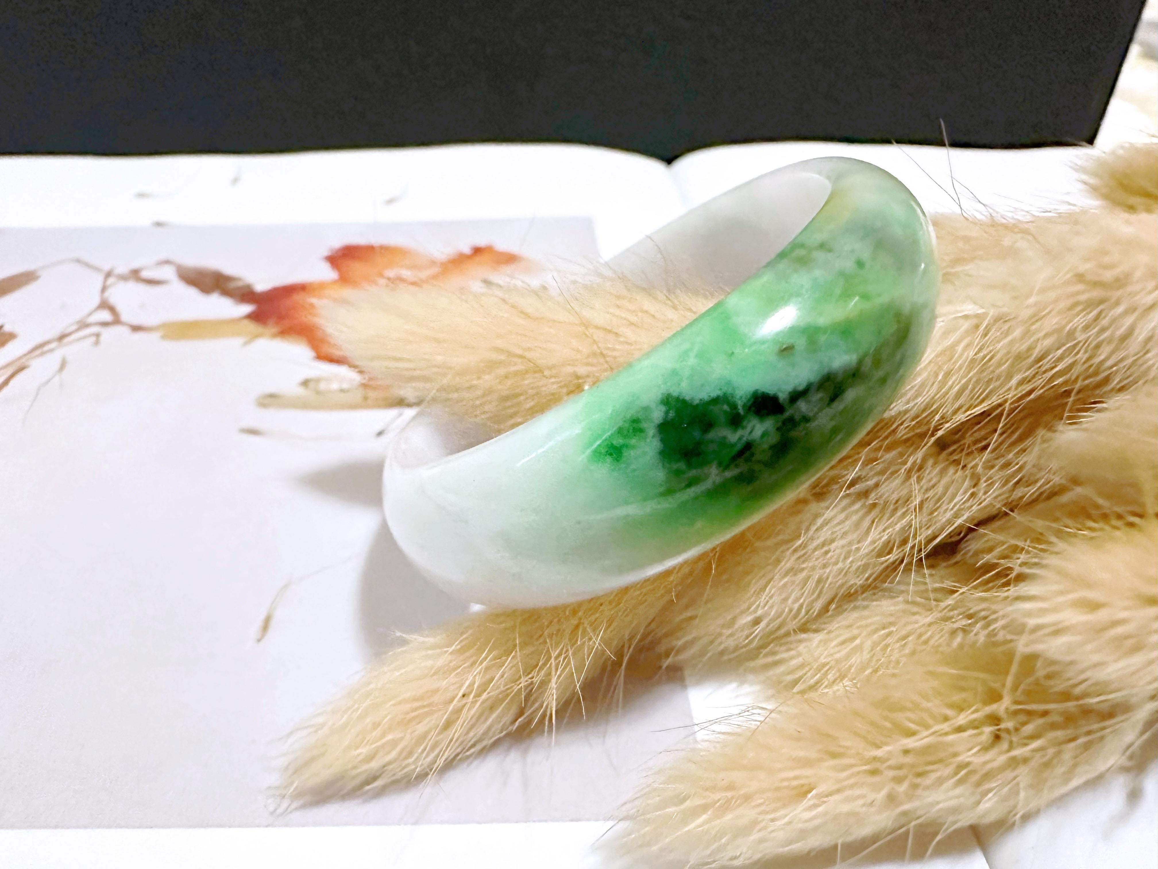 Taille ovale Naturelle Myanmar Vivid Apple Green Tricolor Oval Shape Jadeite Bangle en vente
