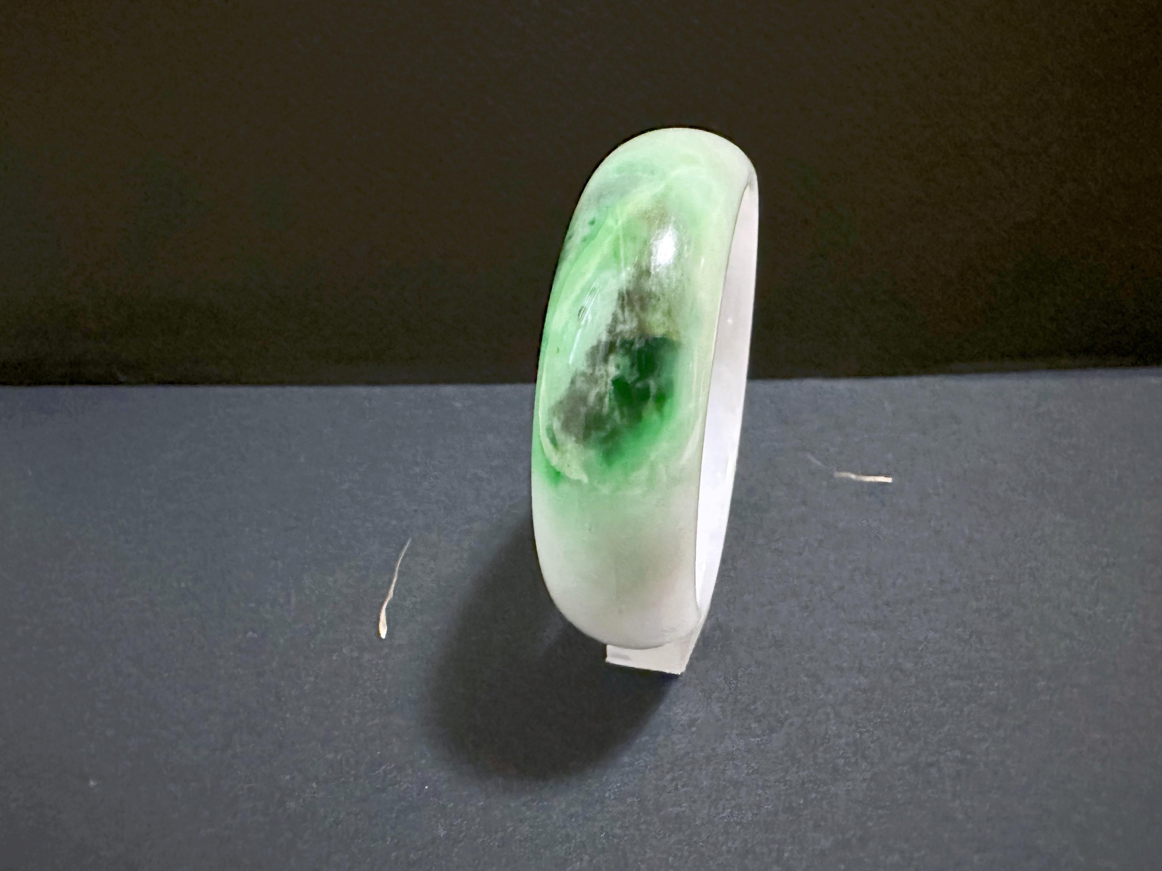 Naturelle Myanmar Vivid Apple Green Tricolor Oval Shape Jadeite Bangle Unisexe en vente