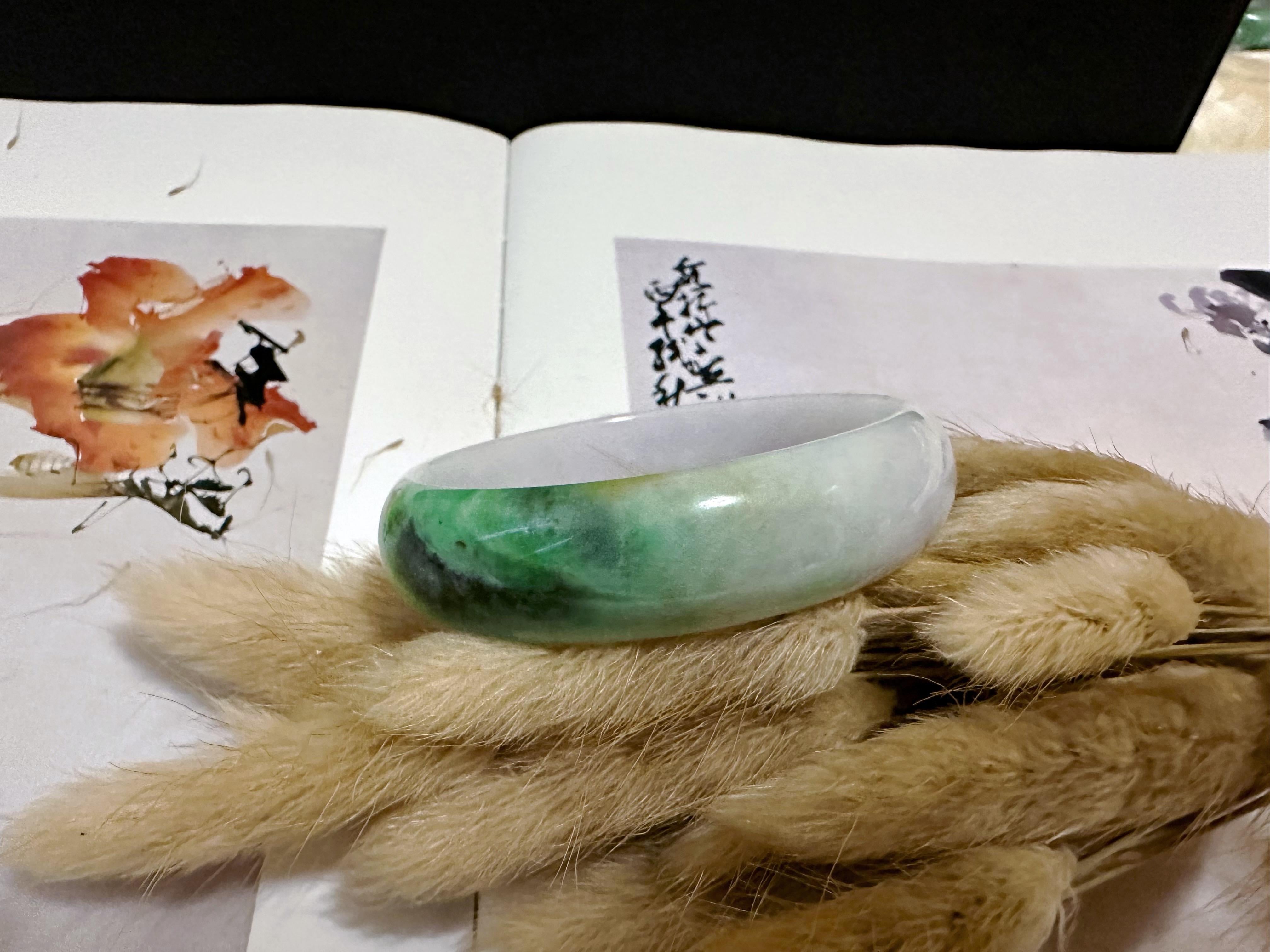 Naturelle Myanmar Vivid Apple Green Tricolor Oval Shape Jadeite Bangle en vente 1