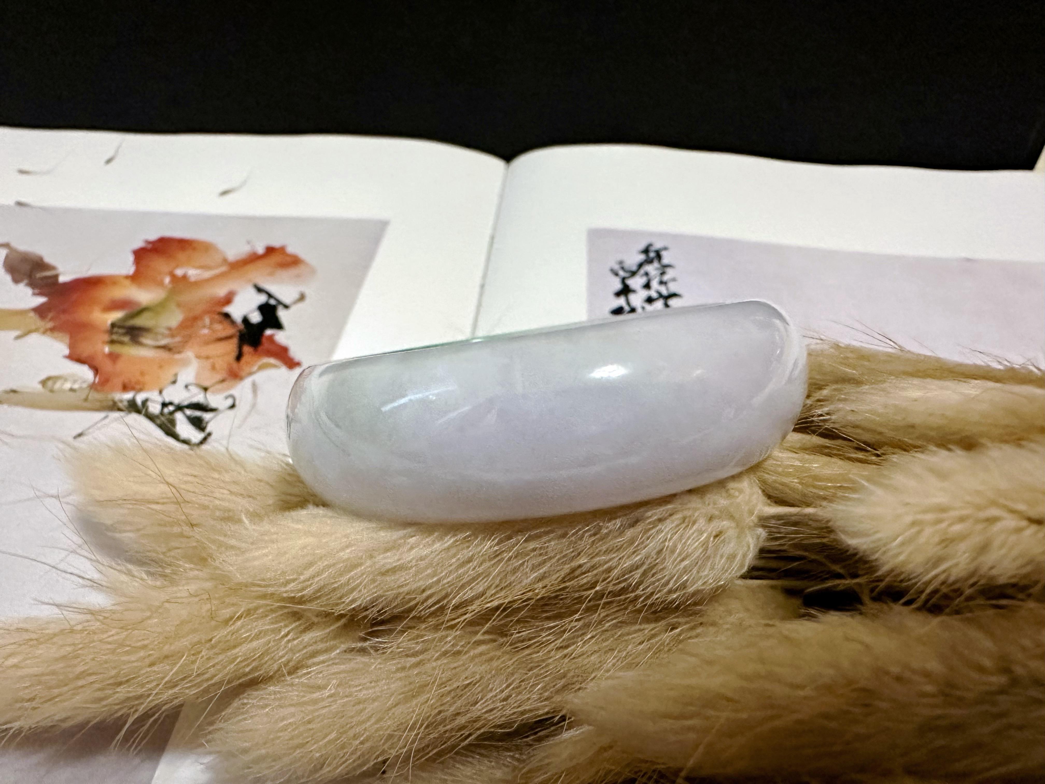 Naturelle Myanmar Vivid Apple Green Tricolor Oval Shape Jadeite Bangle en vente 2
