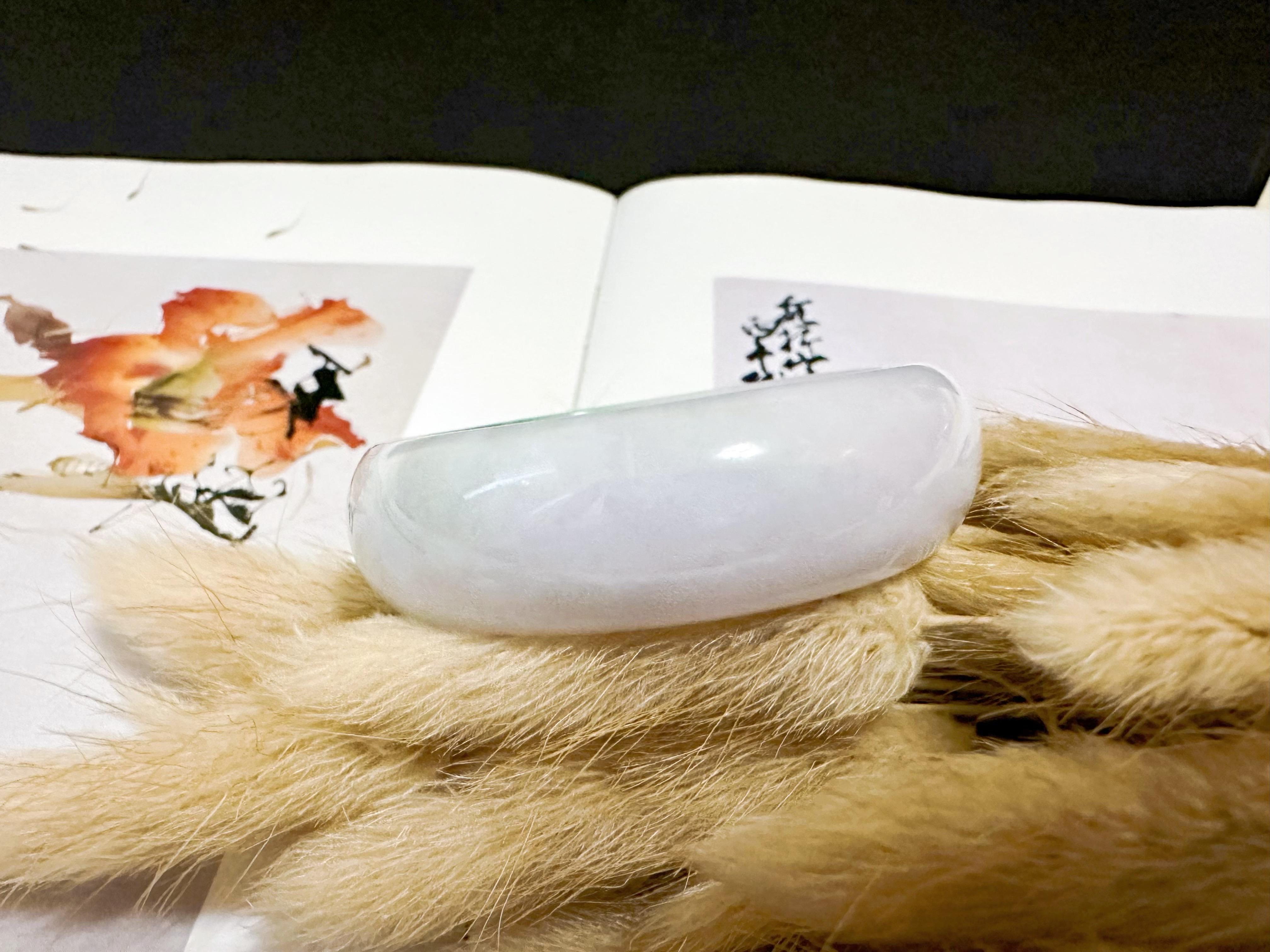 Naturelle Myanmar Vivid Apple Green Tricolor Oval Shape Jadeite Bangle en vente 3