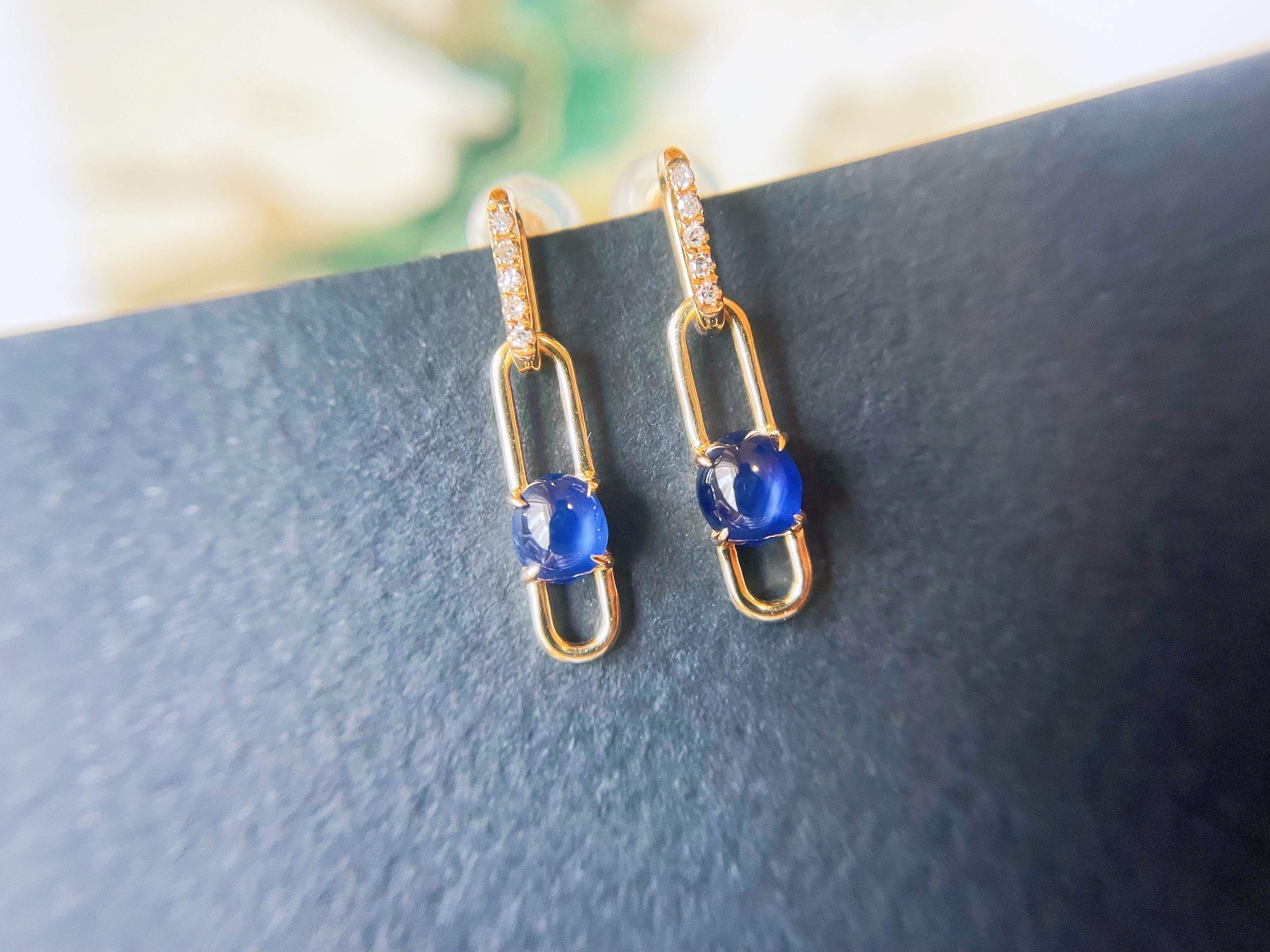 Due splendidi zaffiri blu birmani naturali sono decorati con diamanti brillanti incastonati in un design semplice e moderno.  Il paio di orecchini è stato disegnato su misura ed è un pezzo unico. Gli zaffiri naturali sono estratti eticamente in