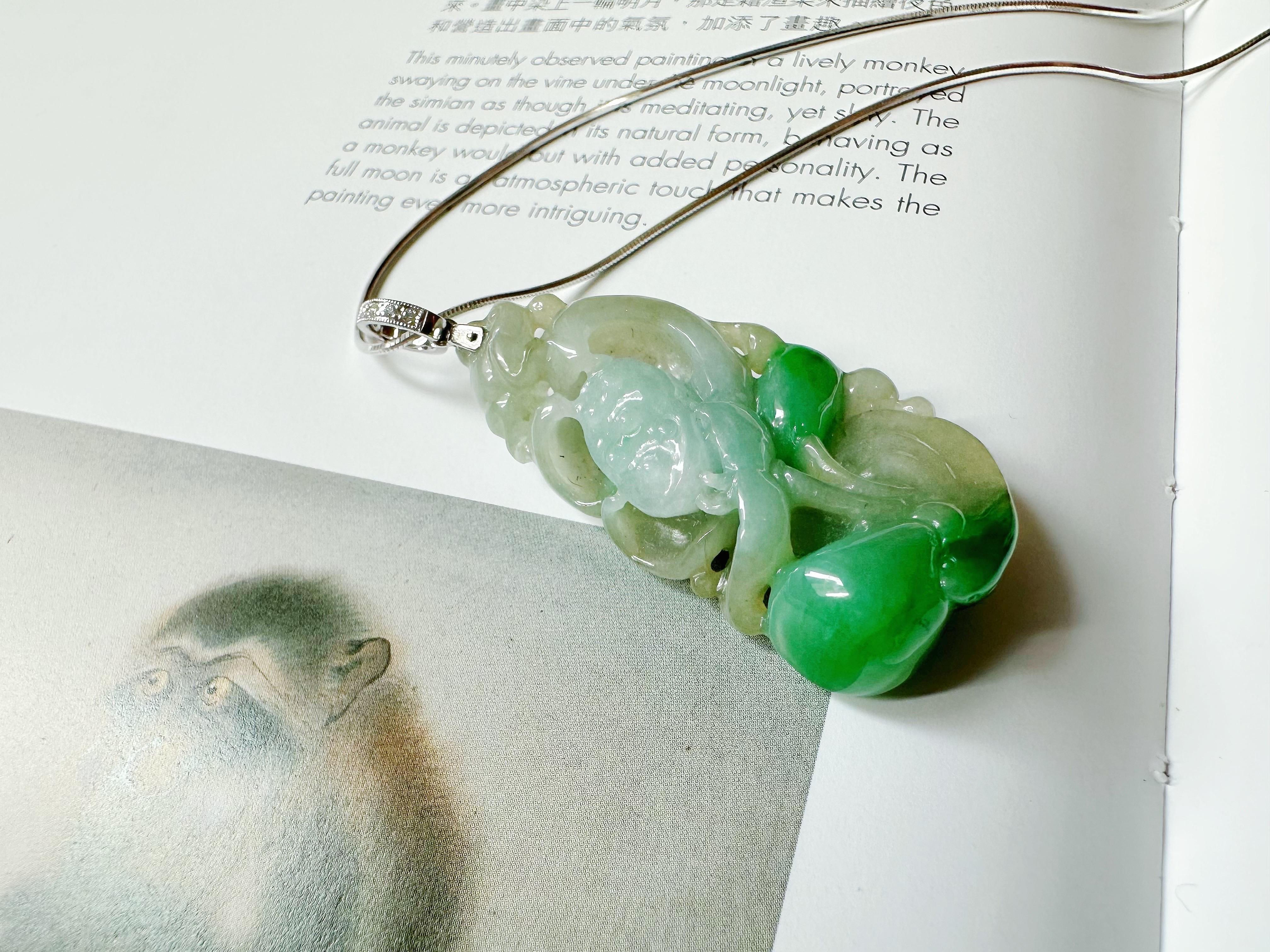 Pendentif en or blanc 18 carats en jade Lotus naturel du Myanmar de couleur vert vif à deux faces en vente 4