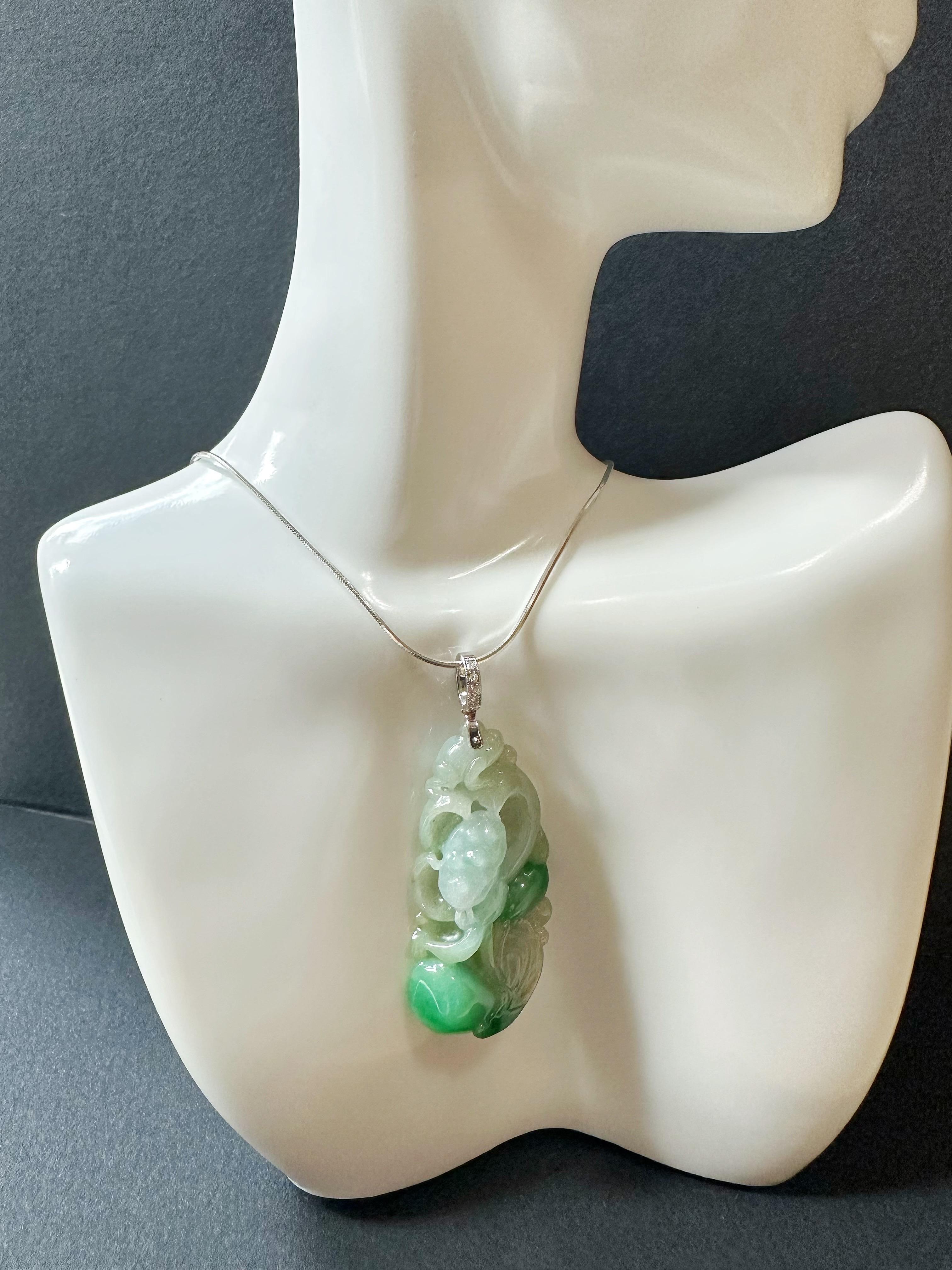 Pendentif en or blanc 18 carats en jade Lotus naturel du Myanmar de couleur vert vif à deux faces en vente 5