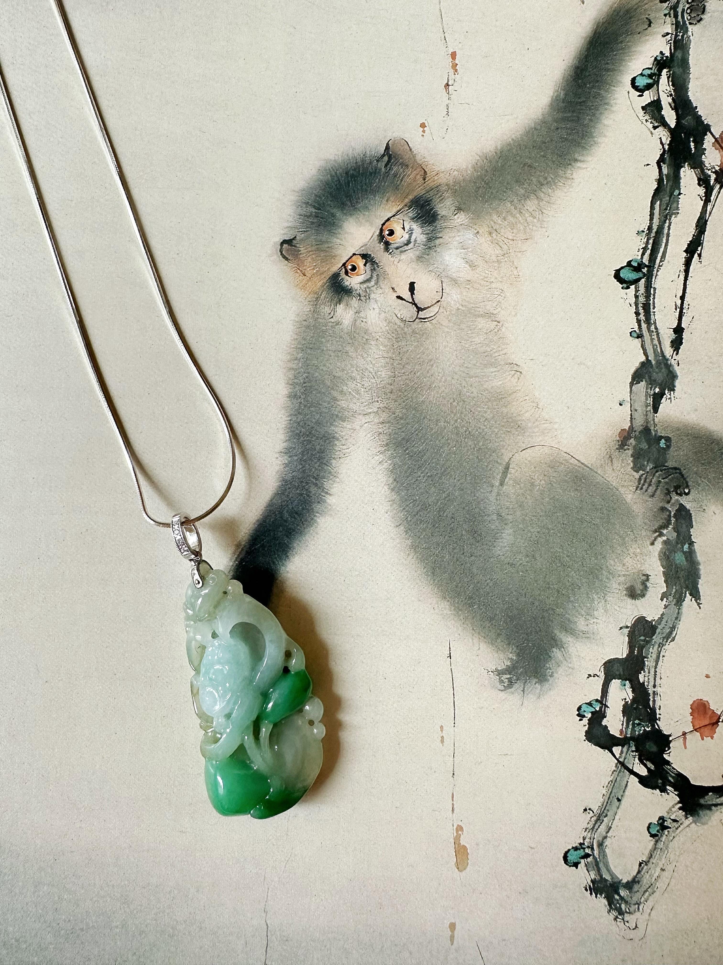 Pendentif en or blanc 18 carats en jade Lotus naturel du Myanmar de couleur vert vif à deux faces en vente 6