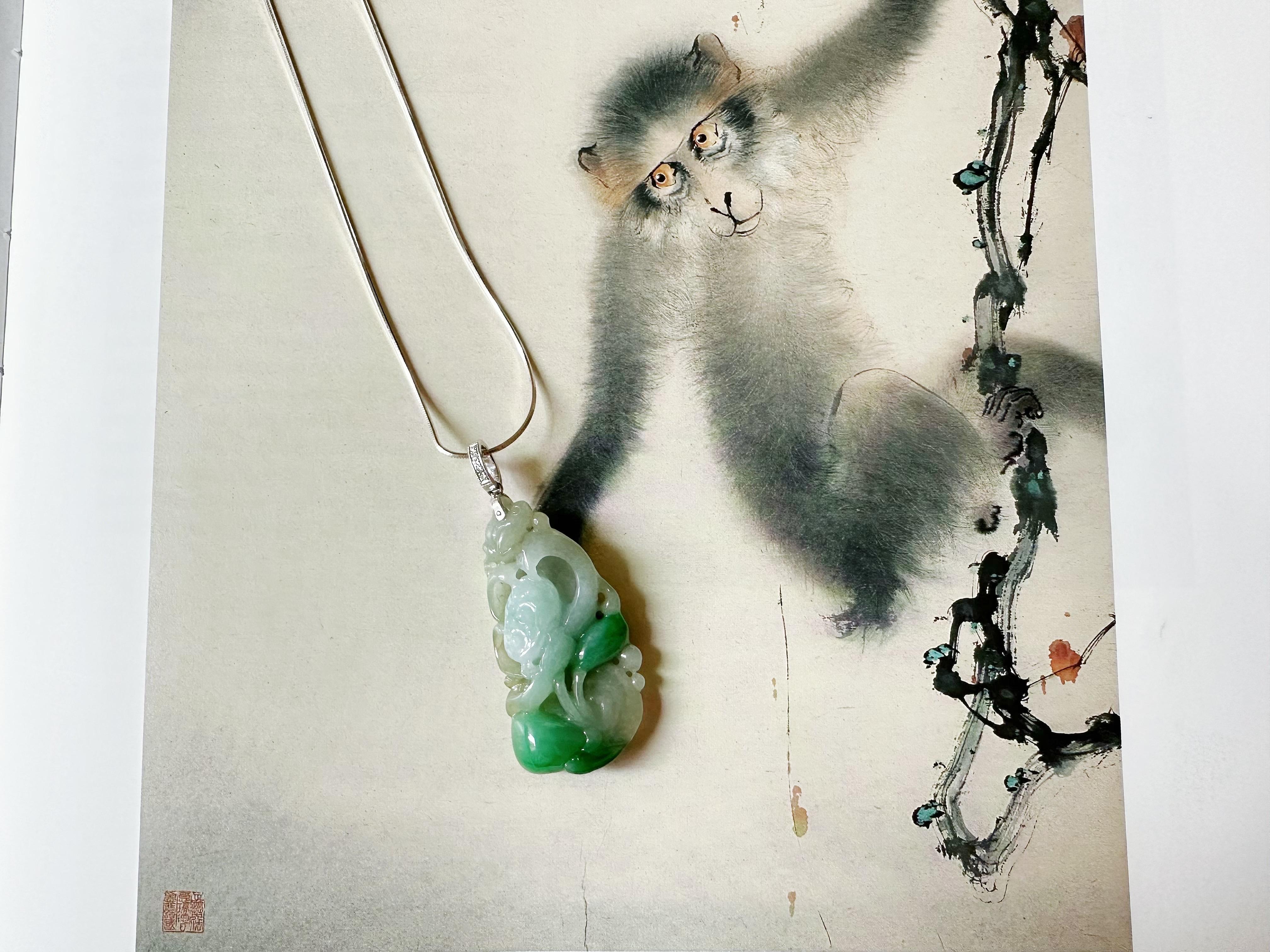Pendentif en or blanc 18 carats en jade Lotus naturel du Myanmar de couleur vert vif à deux faces en vente 7