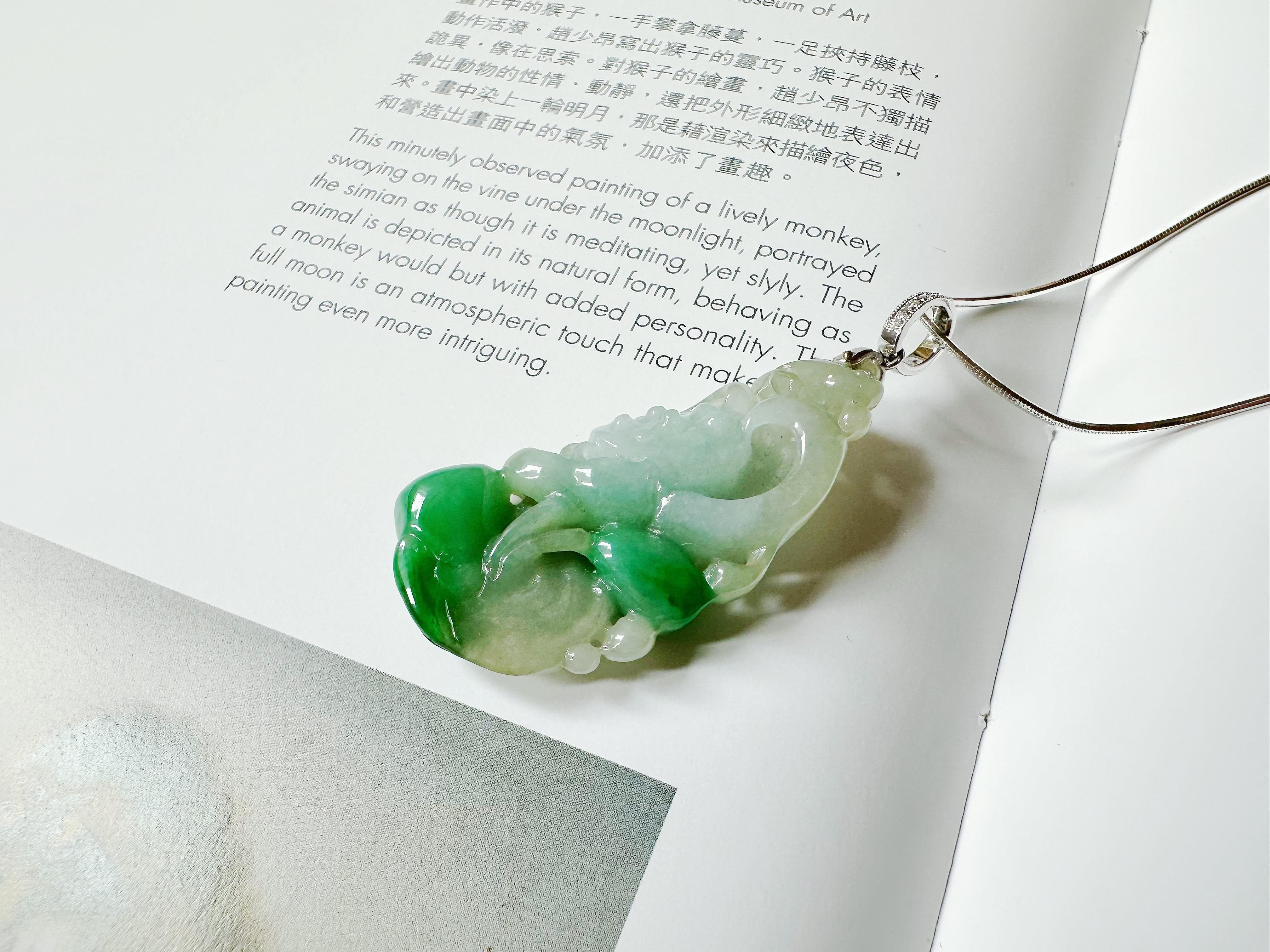 Pendentif en or blanc 18 carats en jade Lotus naturel du Myanmar de couleur vert vif à deux faces en vente 8