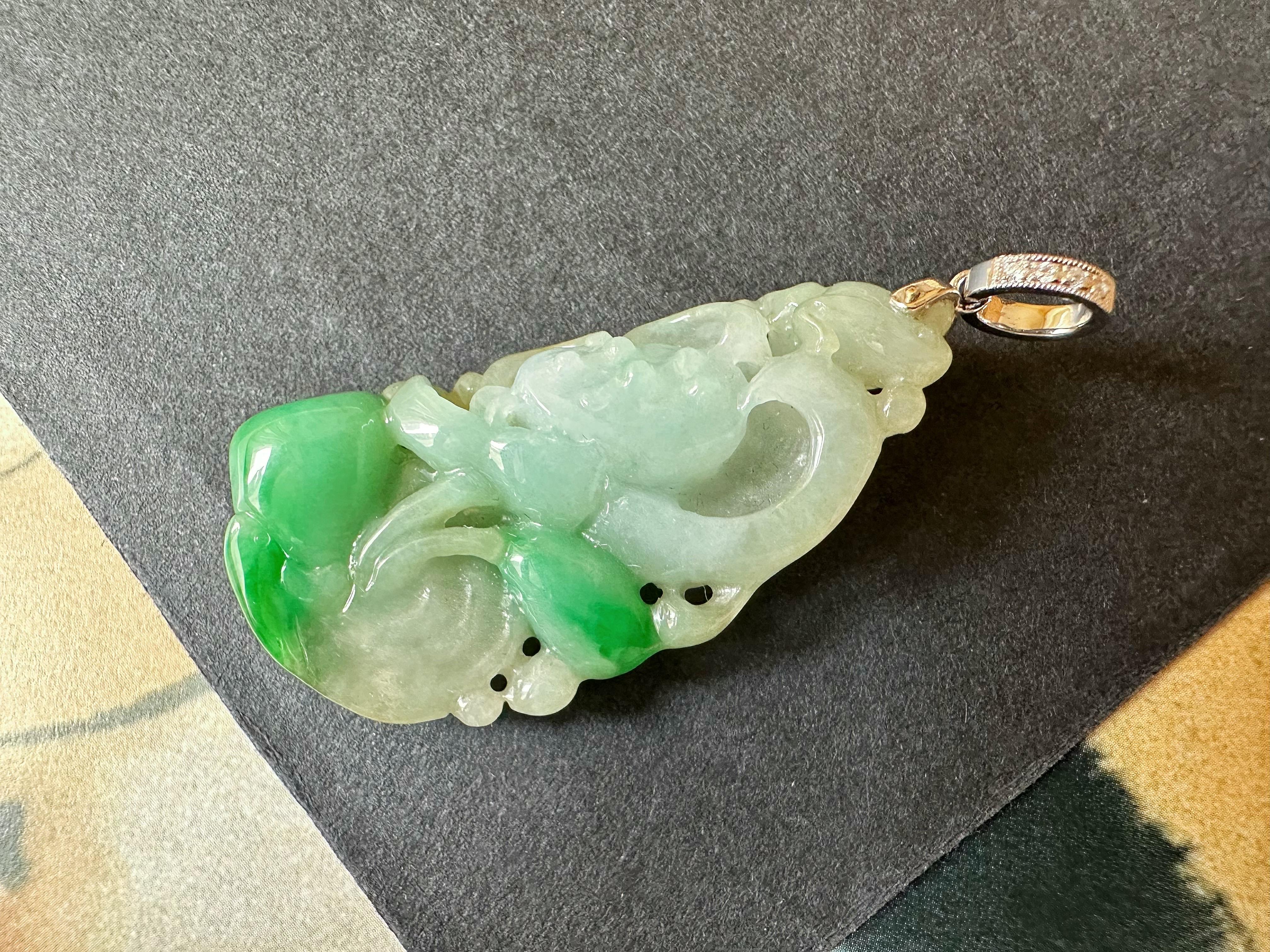 Pendentif en or blanc 18 carats en jade Lotus naturel du Myanmar de couleur vert vif à deux faces en vente 9