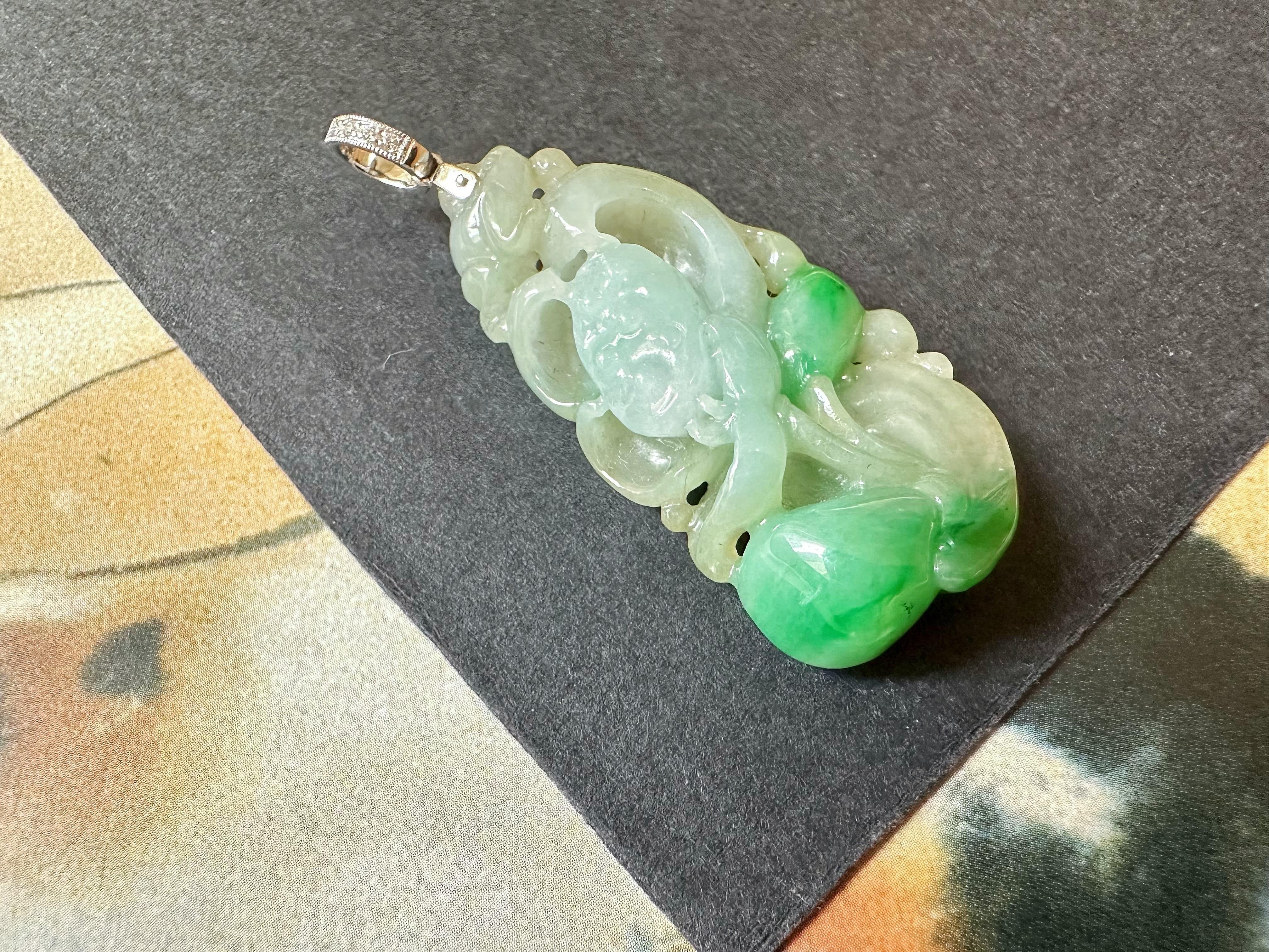 Pendentif en or blanc 18 carats en jade Lotus naturel du Myanmar de couleur vert vif à deux faces en vente 10