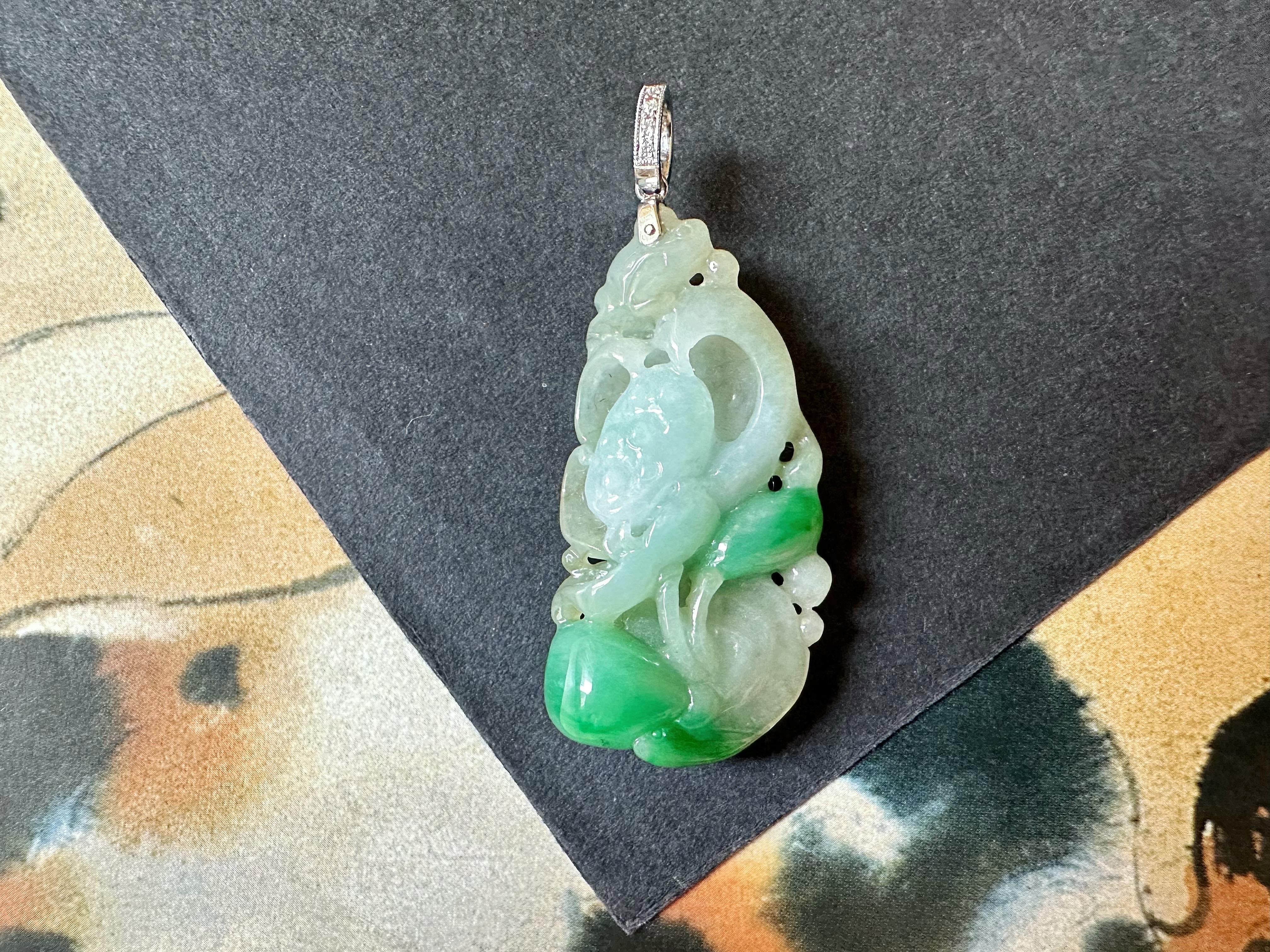 Nous vous présentons notre pendentif Lotus sculpté en jade naturel vert vif du Myanmar, une superbe pièce de jade à double face qui met magnifiquement en valeur l'art complexe de la sculpture du jade. Ce pendentif exquis présente un jade d'un vert