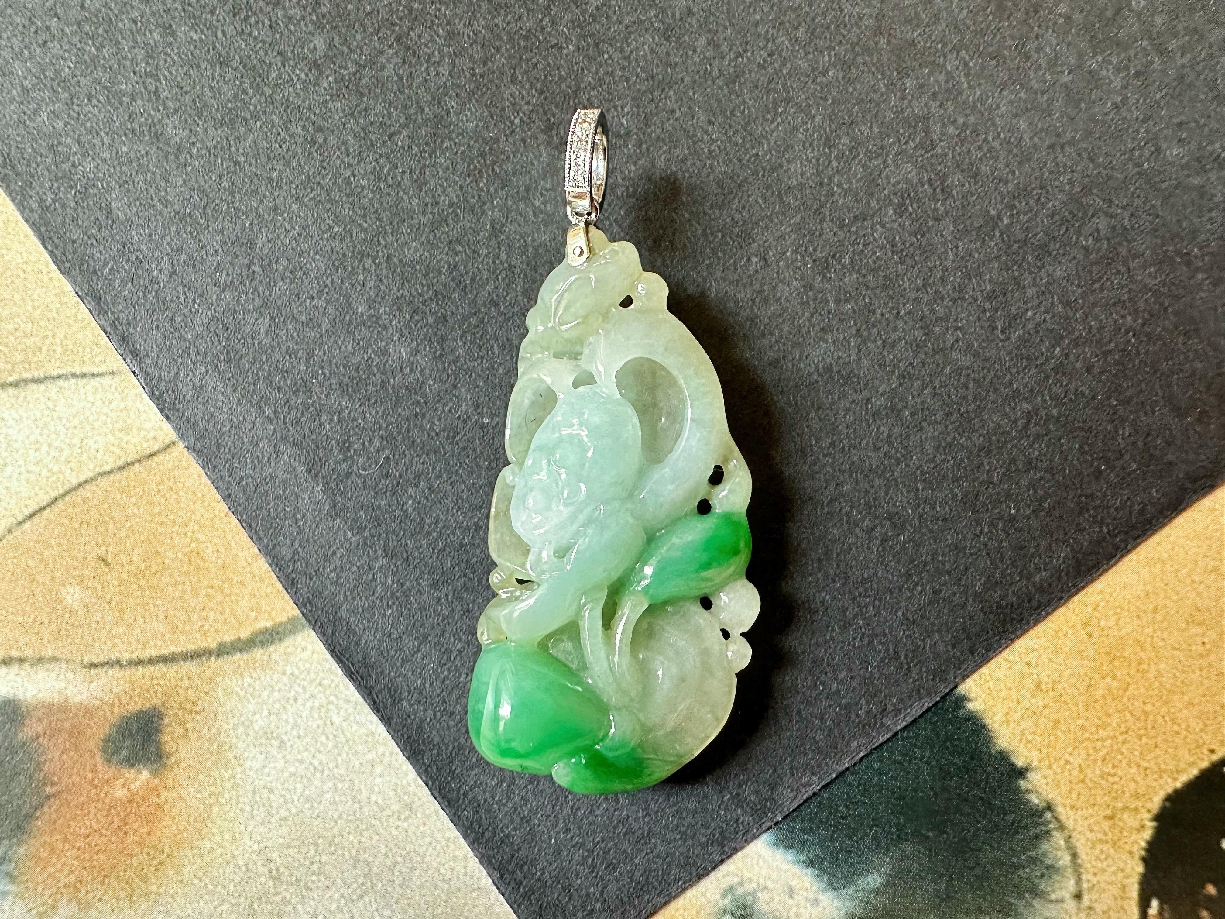 Artisan Pendentif en or blanc 18 carats en jade Lotus naturel du Myanmar de couleur vert vif à deux faces en vente