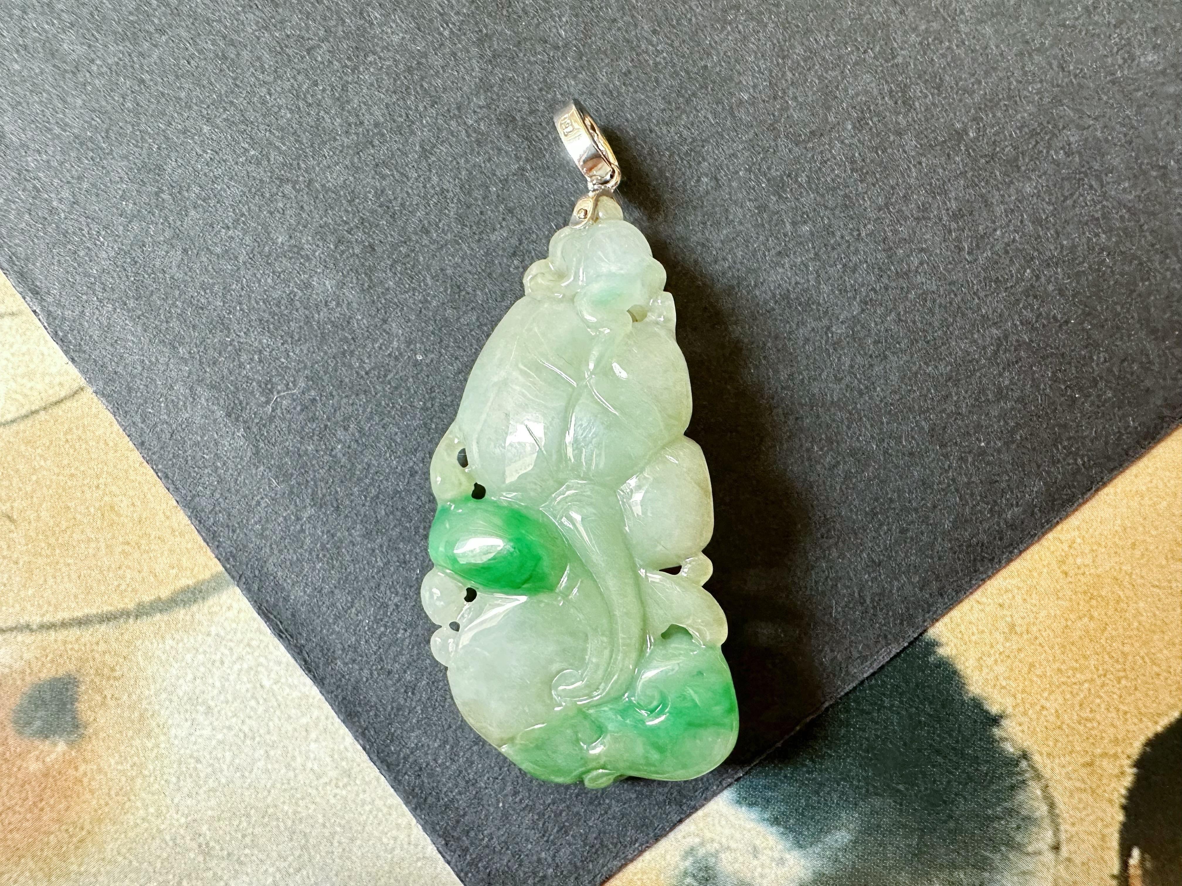 Taille mixte Pendentif en or blanc 18 carats en jade Lotus naturel du Myanmar de couleur vert vif à deux faces en vente