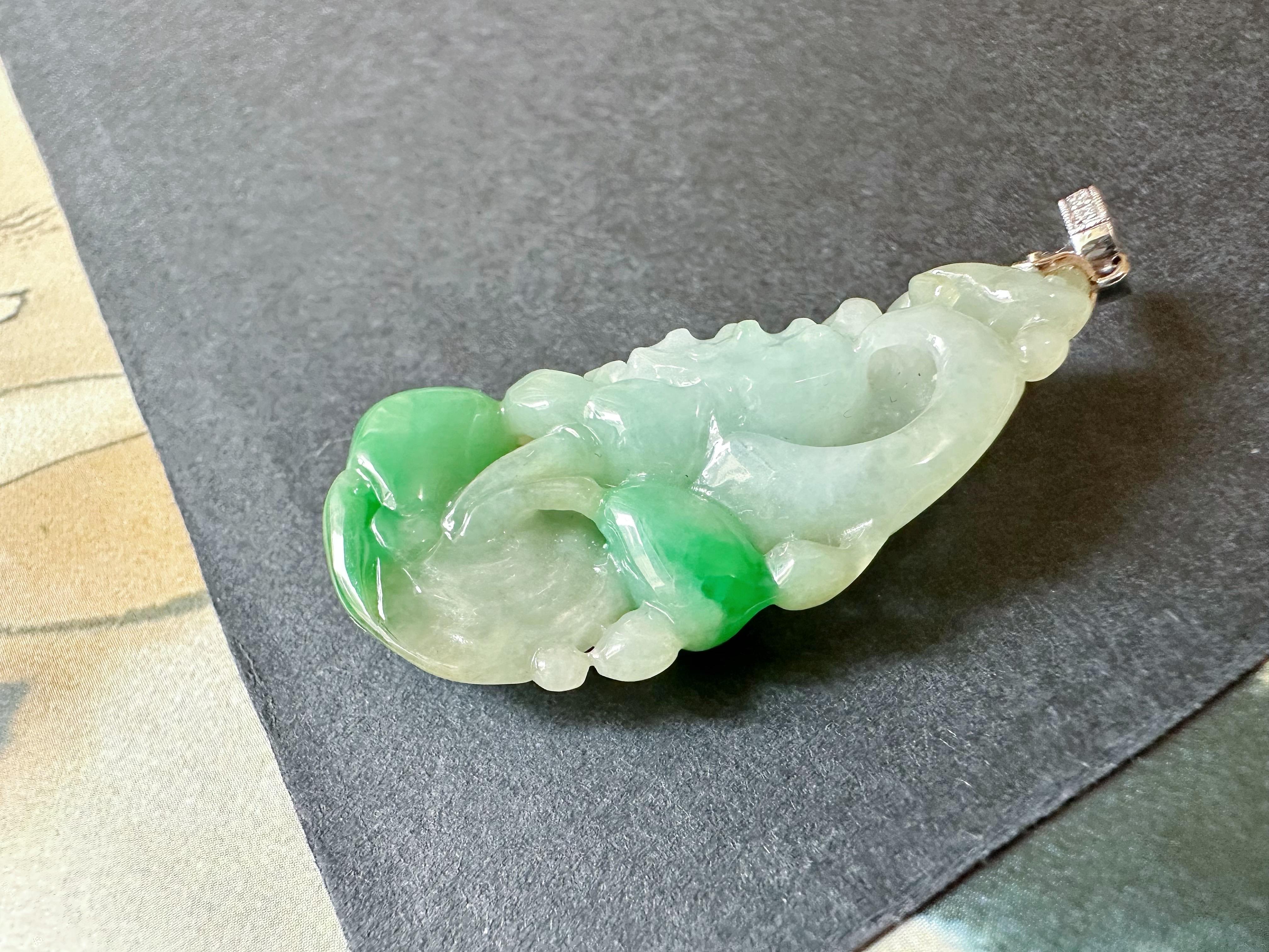 Pendentif en or blanc 18 carats en jade Lotus naturel du Myanmar de couleur vert vif à deux faces Neuf - En vente à Kowloon, HK