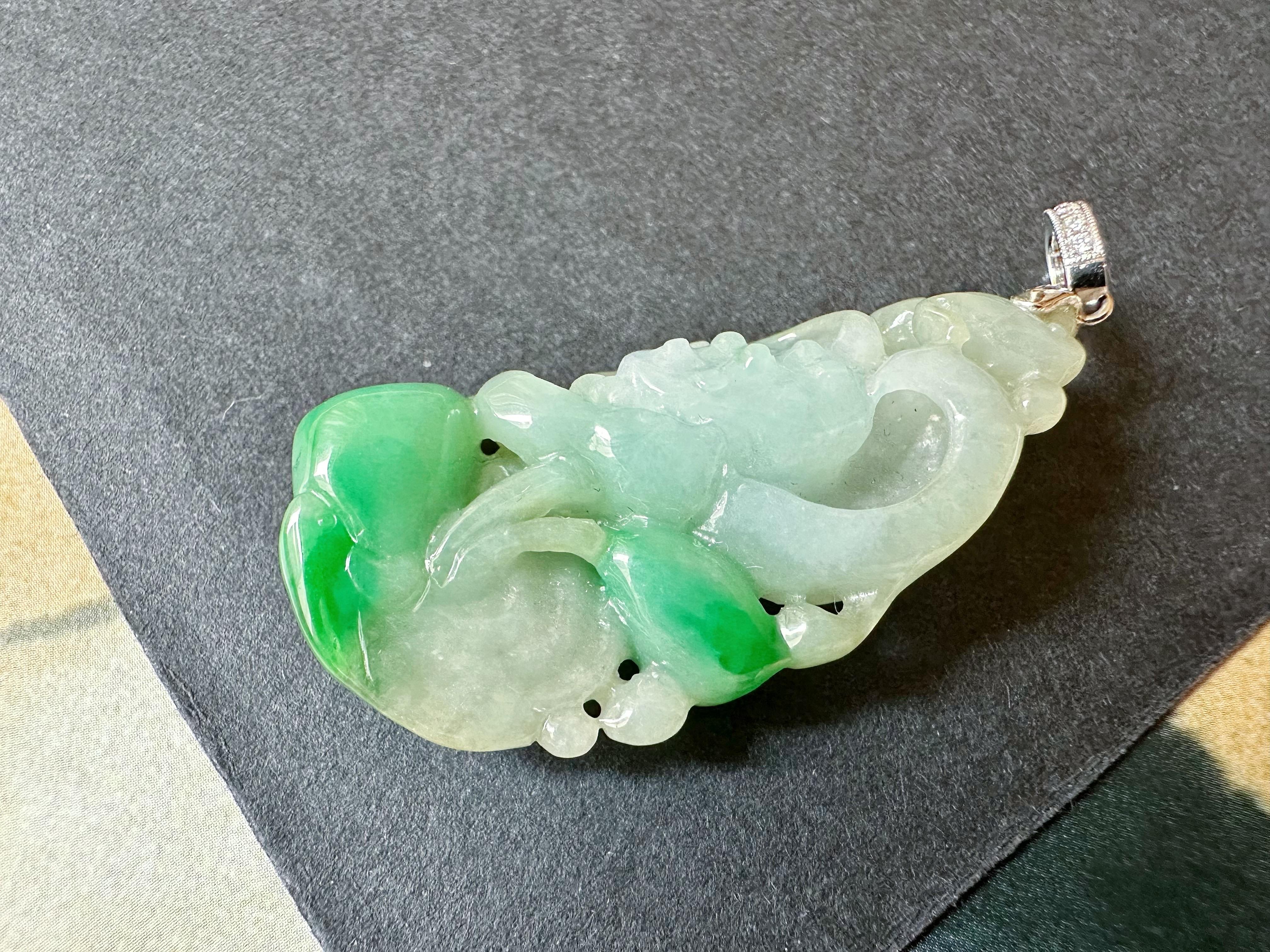 Pendentif en or blanc 18 carats en jade Lotus naturel du Myanmar de couleur vert vif à deux faces Unisexe en vente