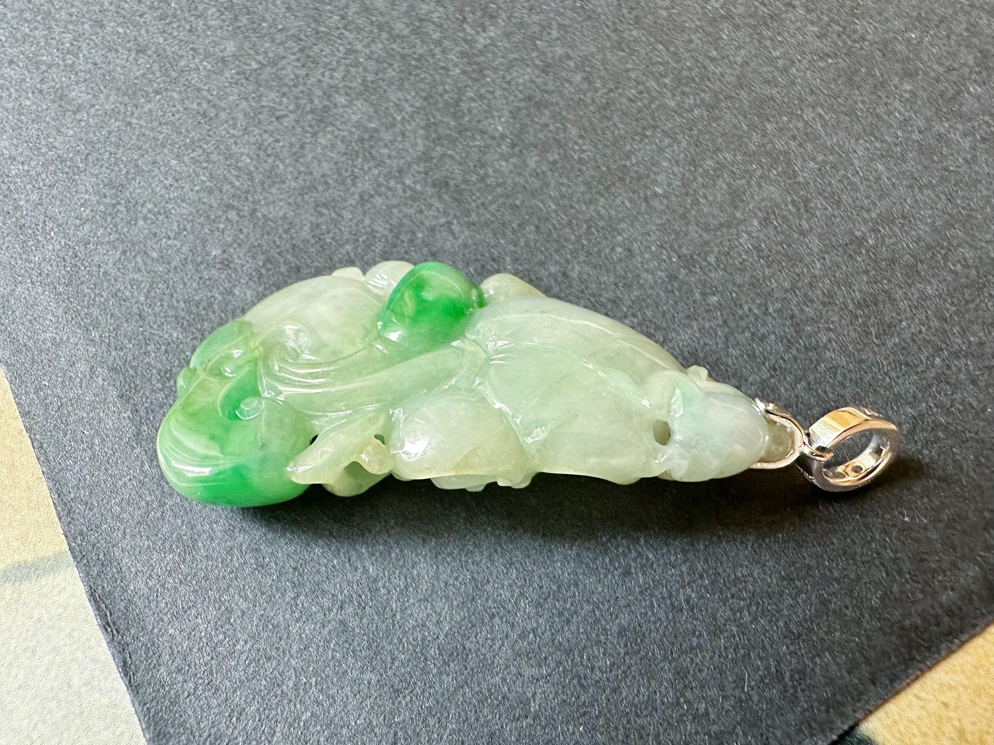 Pendentif en or blanc 18 carats en jade Lotus naturel du Myanmar de couleur vert vif à deux faces en vente 1
