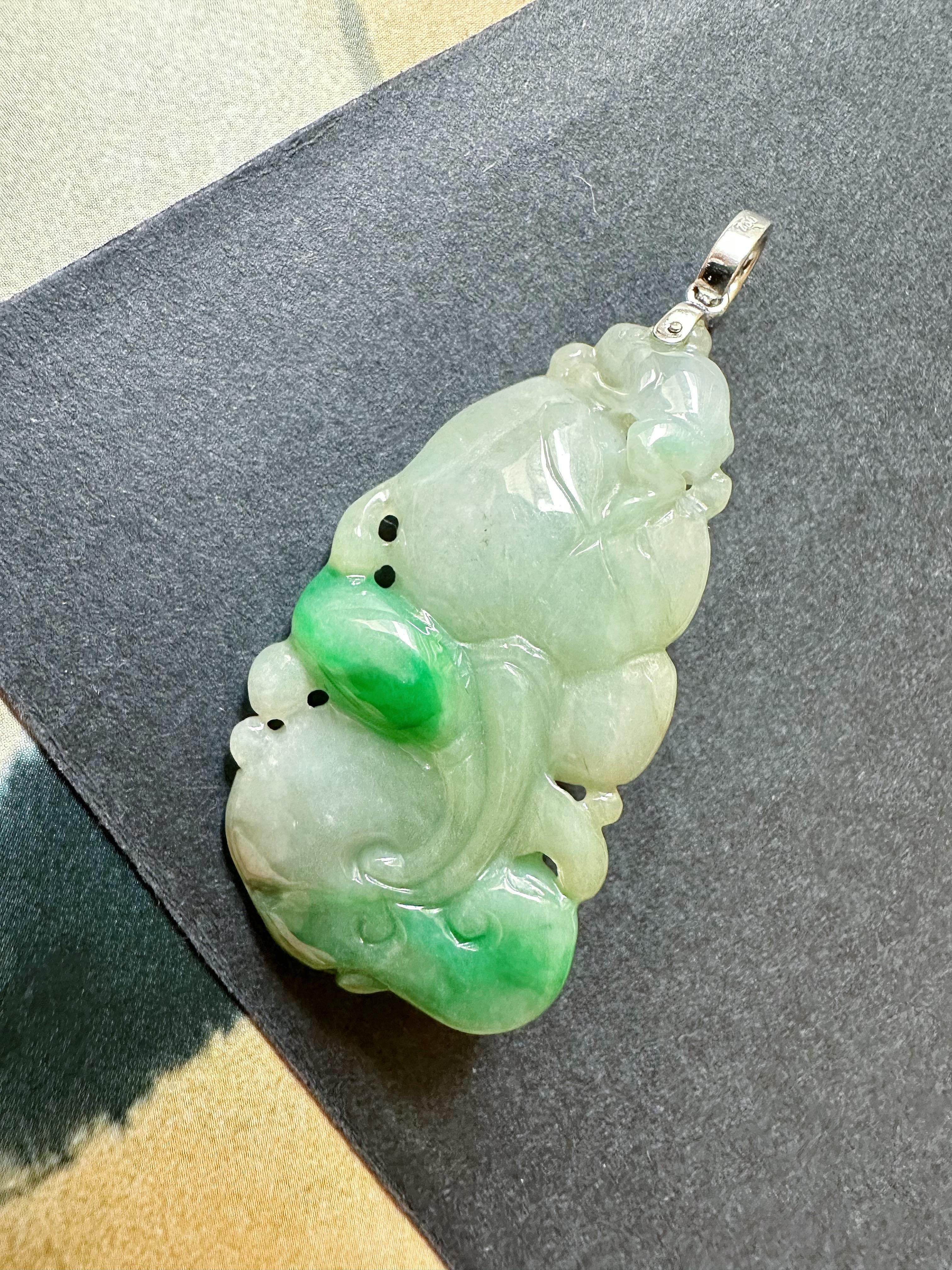 Pendentif en or blanc 18 carats en jade Lotus naturel du Myanmar de couleur vert vif à deux faces en vente 2