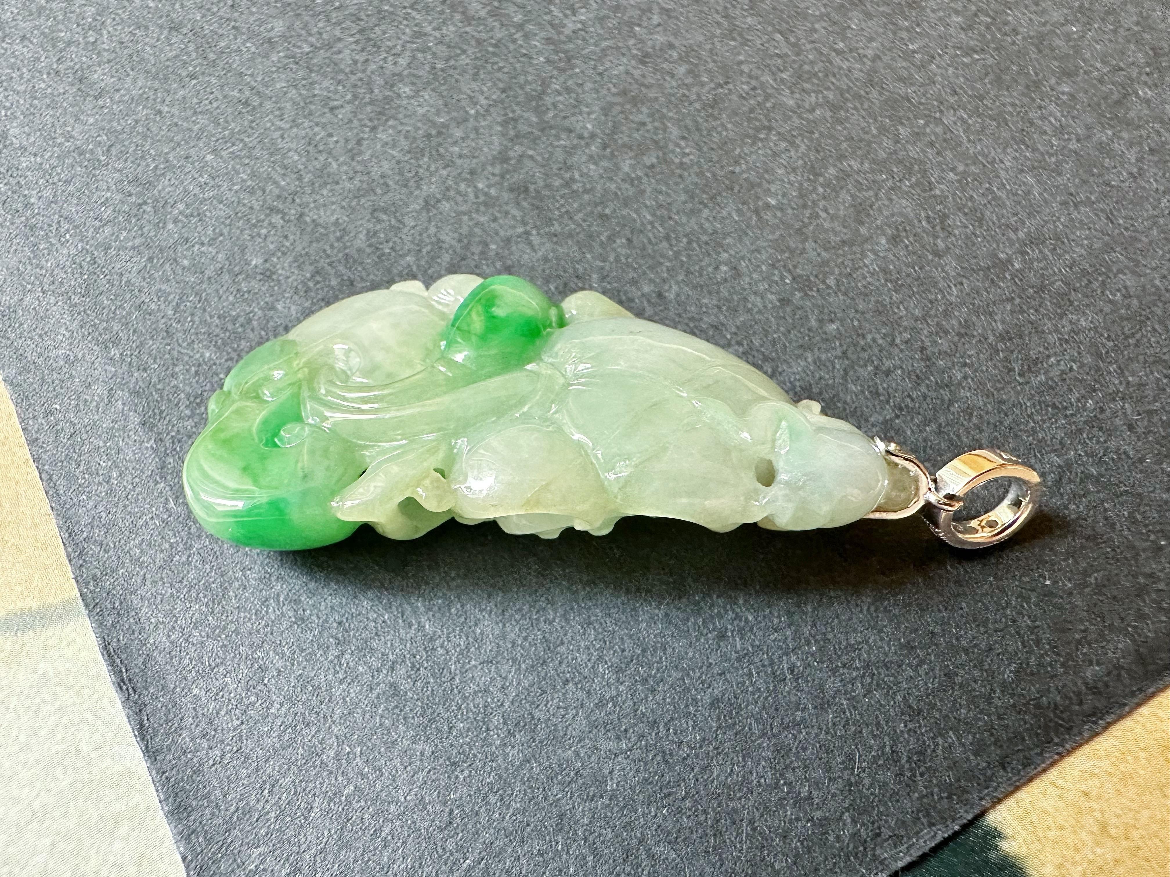 Pendentif en or blanc 18 carats en jade Lotus naturel du Myanmar de couleur vert vif à deux faces en vente 3