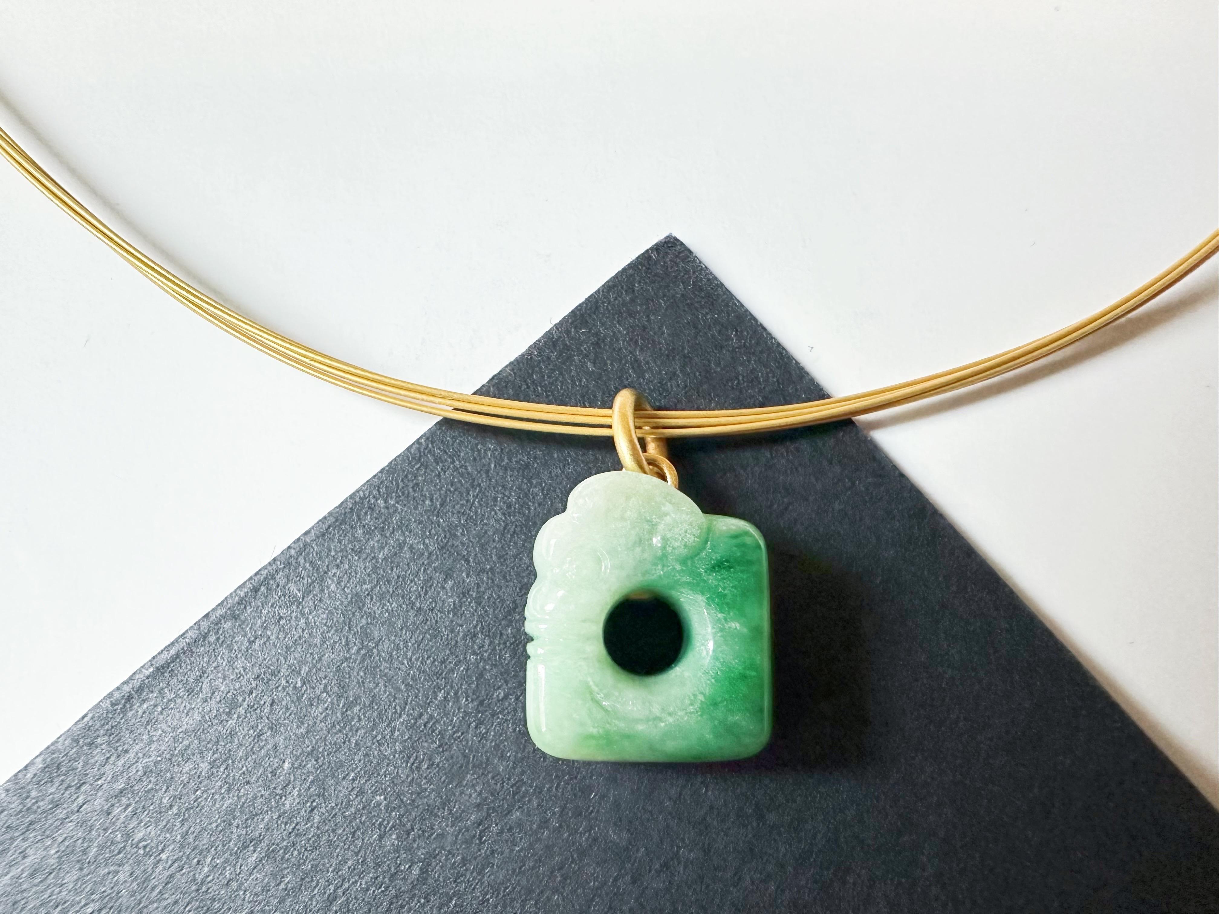Eleva la tua collezione di gioielli con il nostro splendido ciondolo in giada verde vivida naturale del Myanmar con un antico drago intricato. Incastonato in una lussuosa custodia in oro 18 carati, questo pendente di giada verde intenso emana