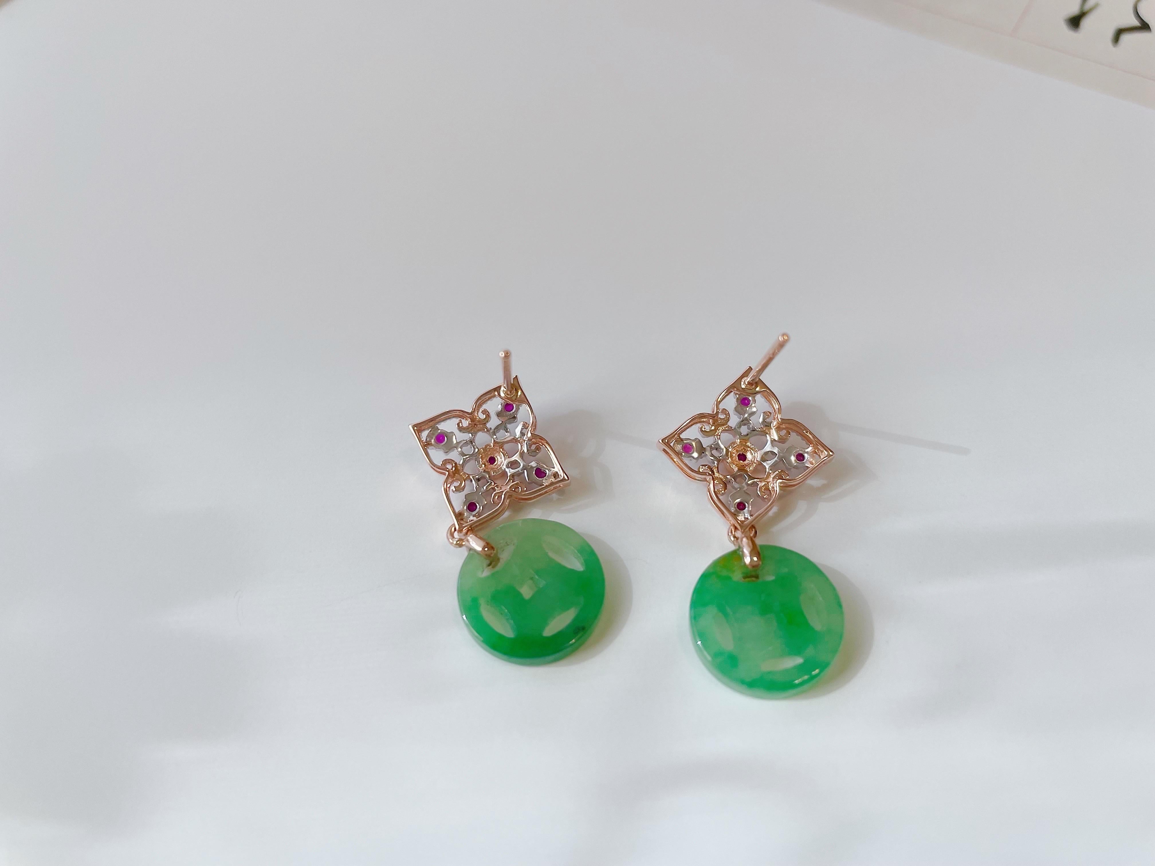 Natural Myanmar Vivid Green Jade Clover Earrings in 18K Gold and Ruby In New Condition For Sale In Kowloon, HK