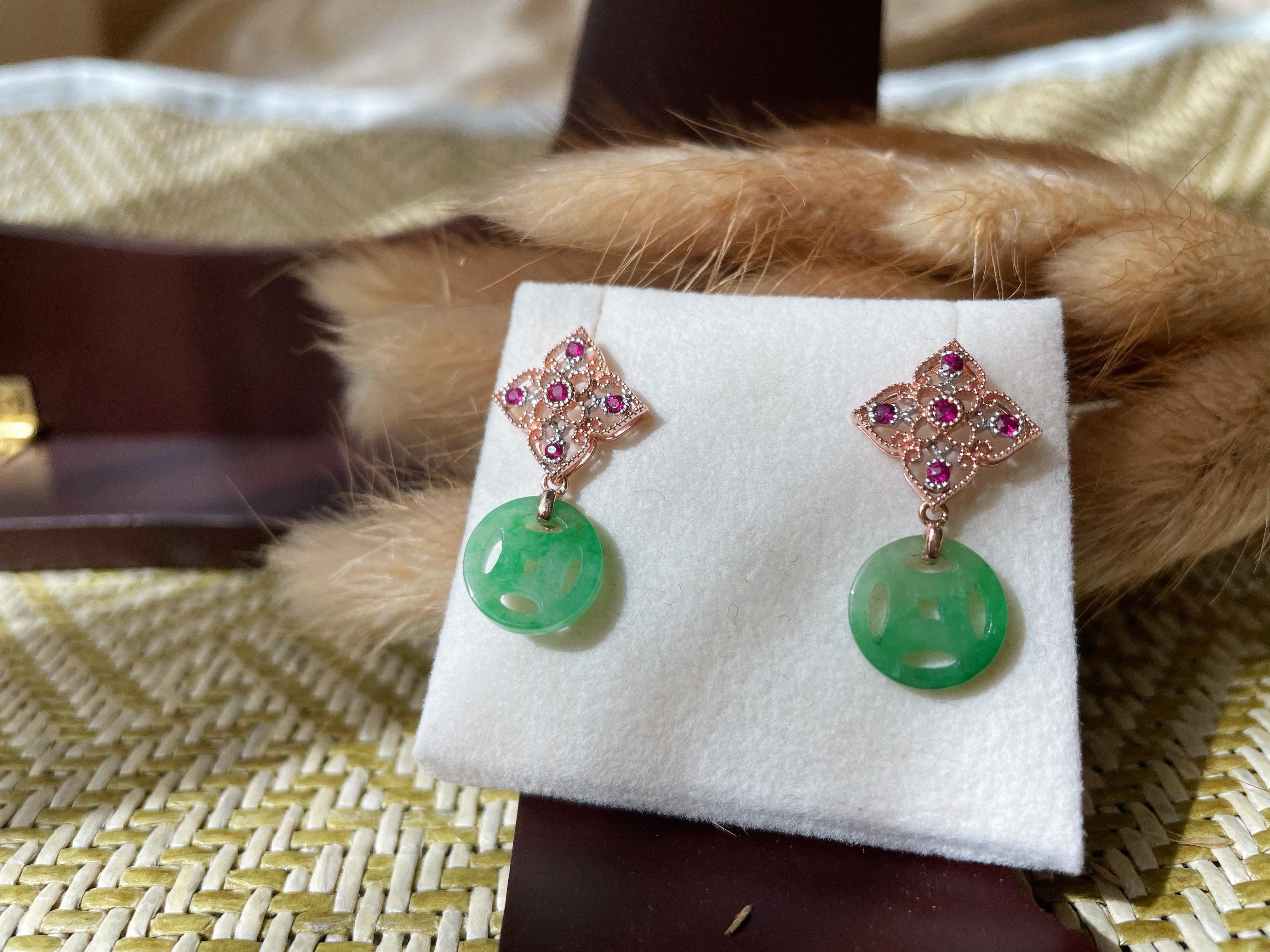 Natural Myanmar Vivid Green Jade Clover Earrings in 18K Gold and Ruby For Sale 3