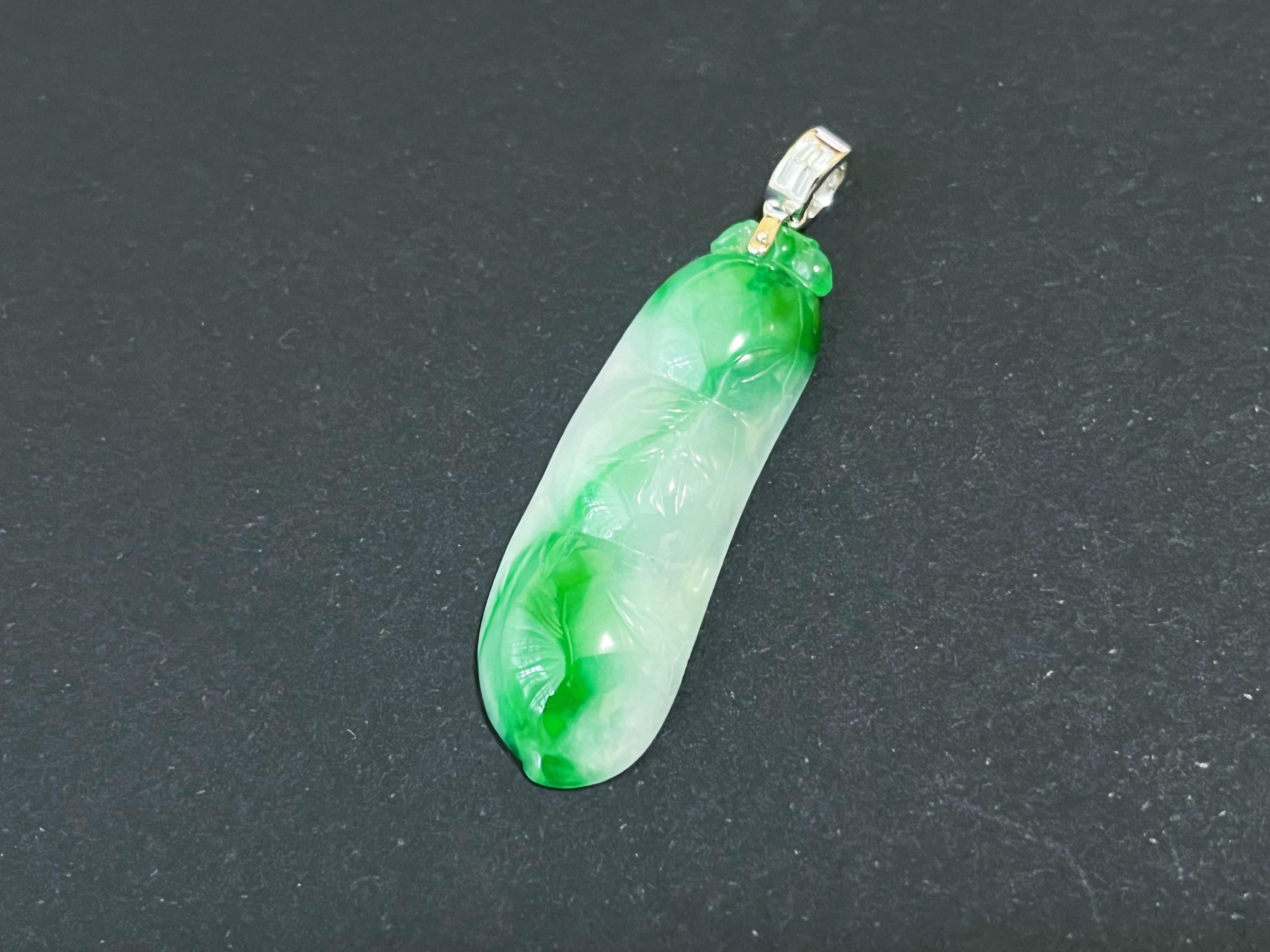 Natural Myanmar Vivid Green Jade Jadeite Pea Pod Pendant in 18K White Gold For Sale 4
