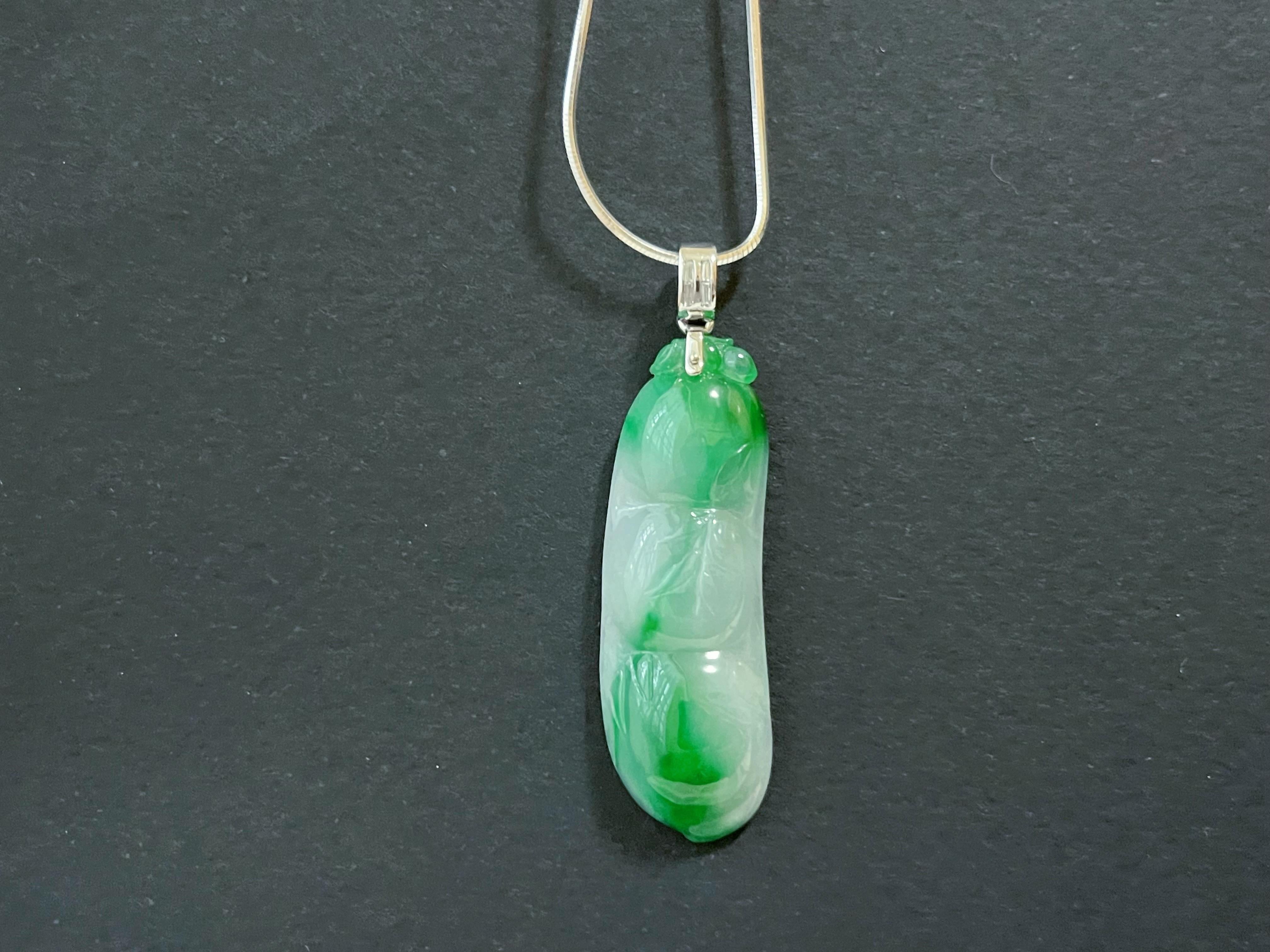 Natural Myanmar Vivid Green Jade Jadeite Pea Pod Pendant in 18K White Gold In New Condition For Sale In Kowloon, HK