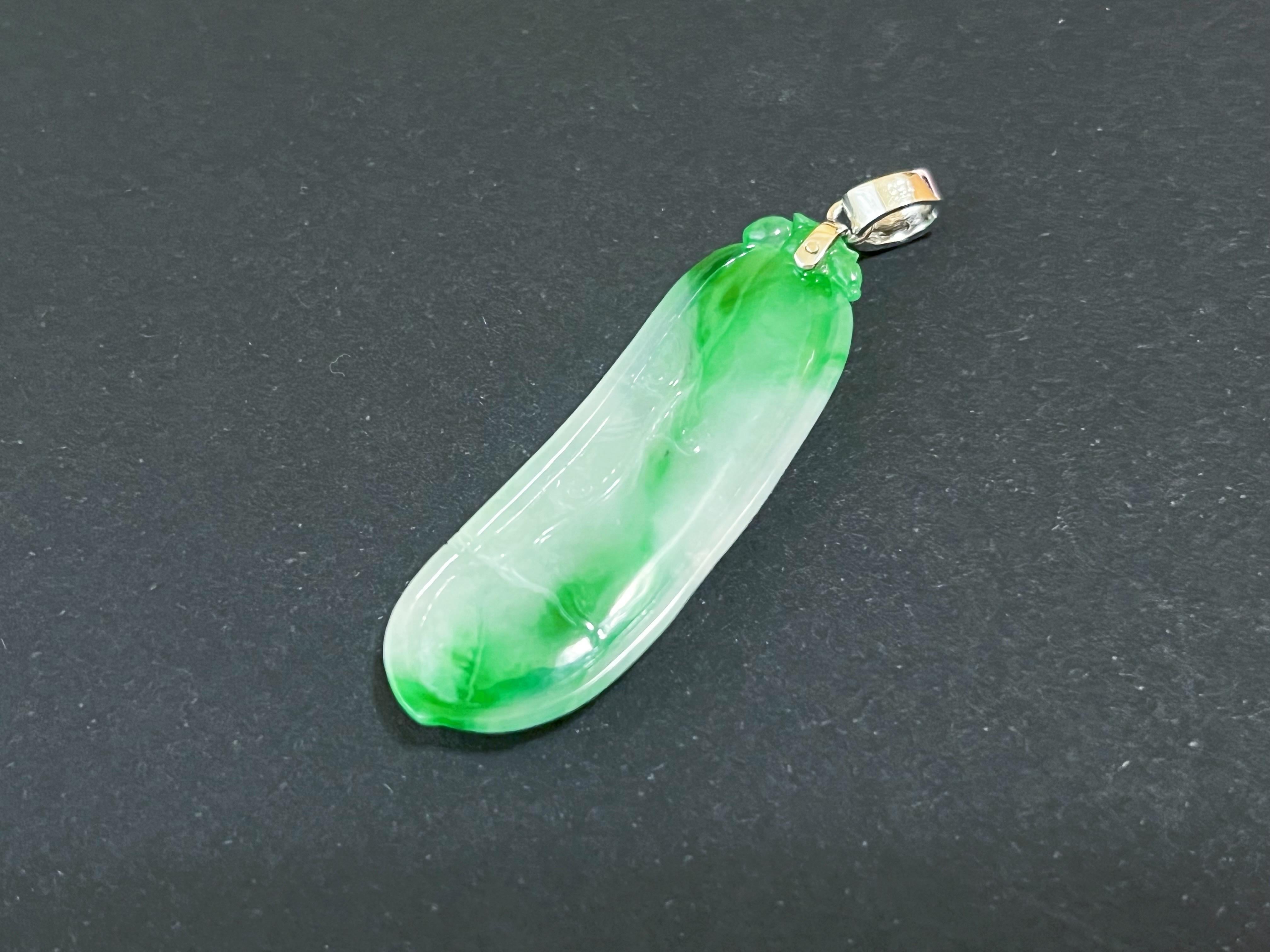 Natural Myanmar Vivid Green Jade Jadeite Pea Pod Pendant in 18K White Gold For Sale 3