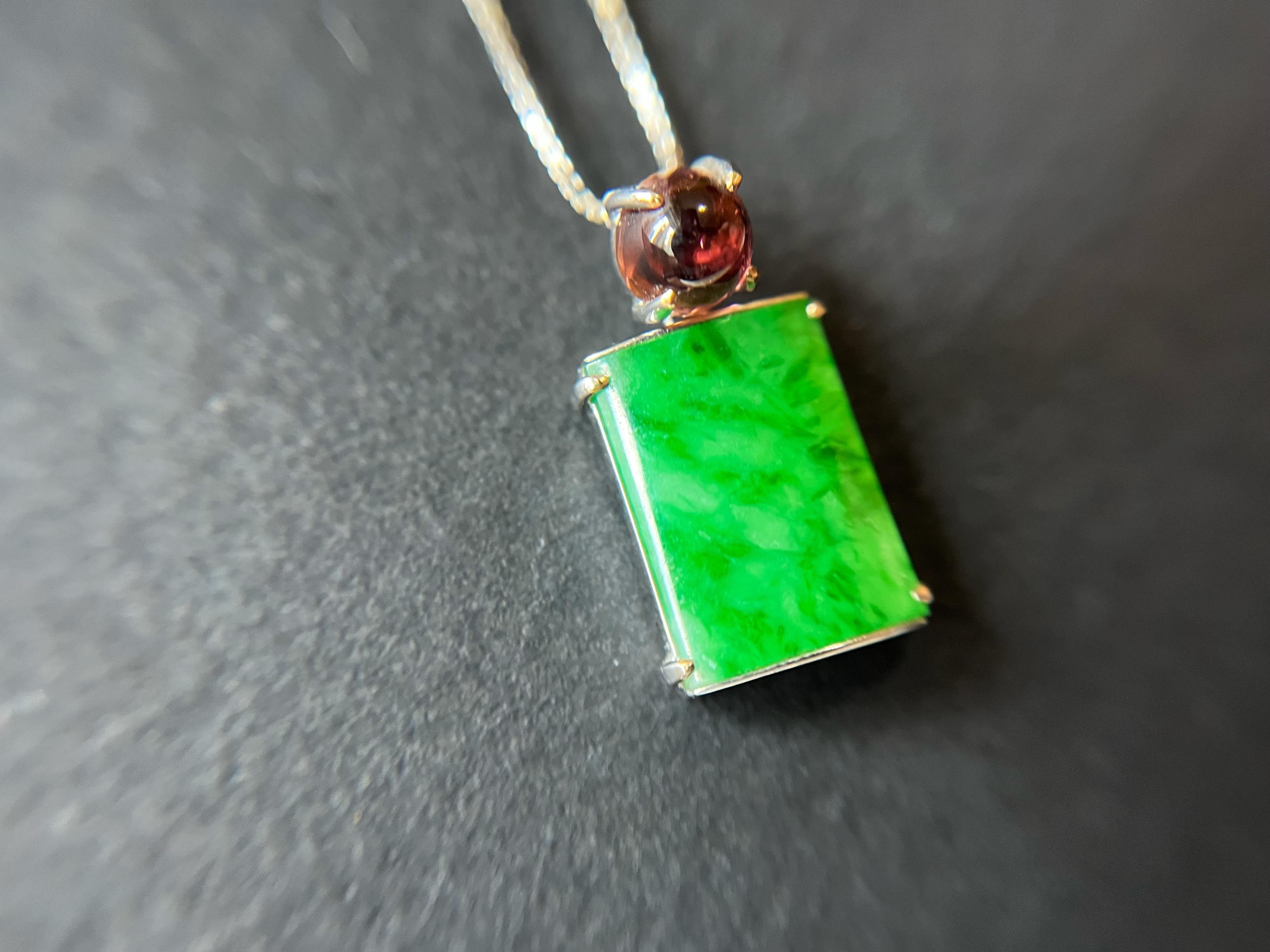 Ce pendentif en jade est composé à 100 % de jadéite naturelle, non traitée et non teintée de type A du Myanmar. Il est serti en or blanc 18 carats d'une tourmaline rose. Le vert intense et magnifique offert par Mère Nature rend ce pendentif unique
