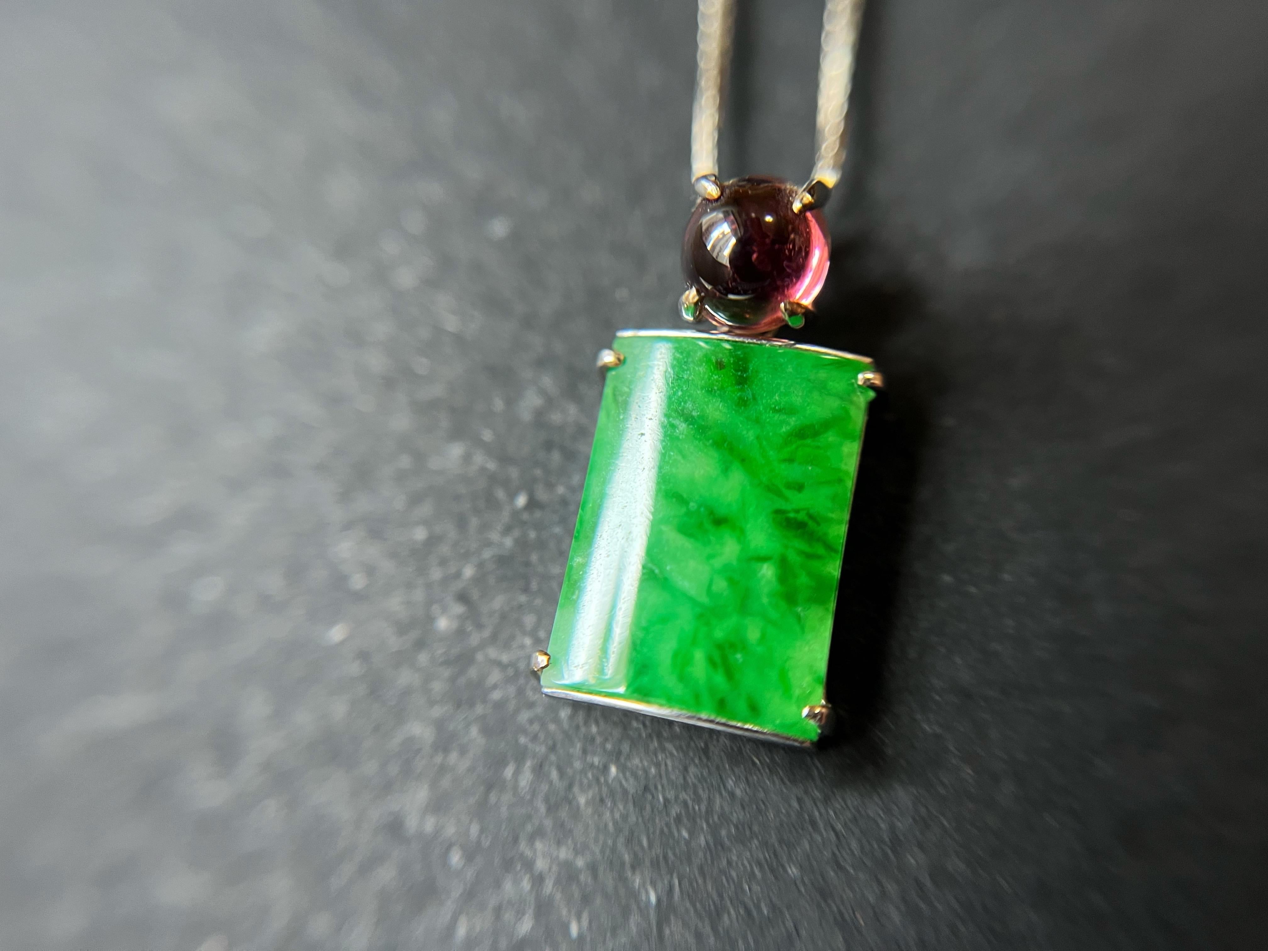 Moderne Pendentif en or 18 carats et tourmaline en jade rectangulaire naturel du Myanmar de couleur vert vif en vente