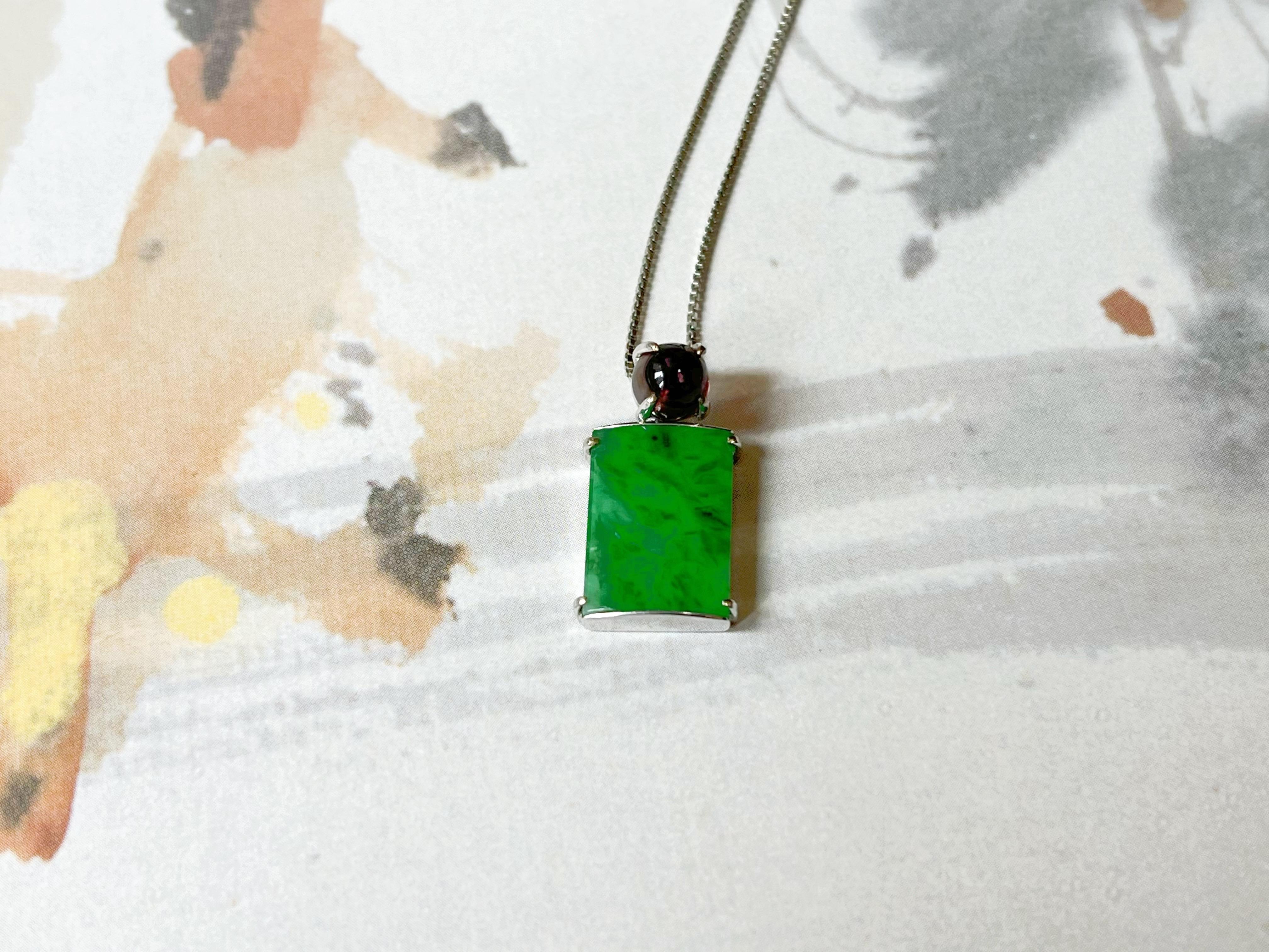 Taille carrée Pendentif en or 18 carats et tourmaline en jade rectangulaire naturel du Myanmar de couleur vert vif en vente