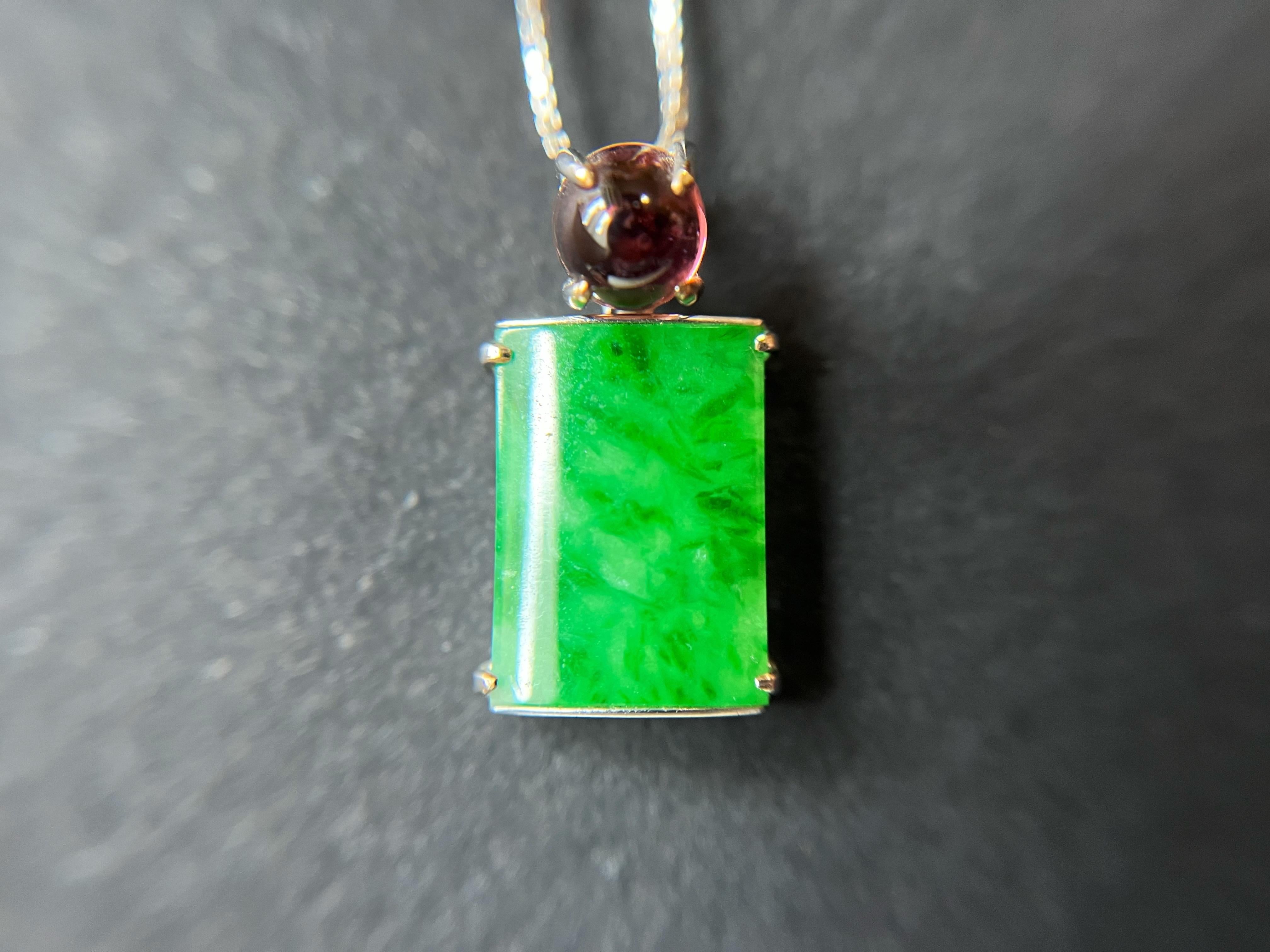 Pendentif en or 18 carats et tourmaline en jade rectangulaire naturel du Myanmar de couleur vert vif Neuf - En vente à Kowloon, HK
