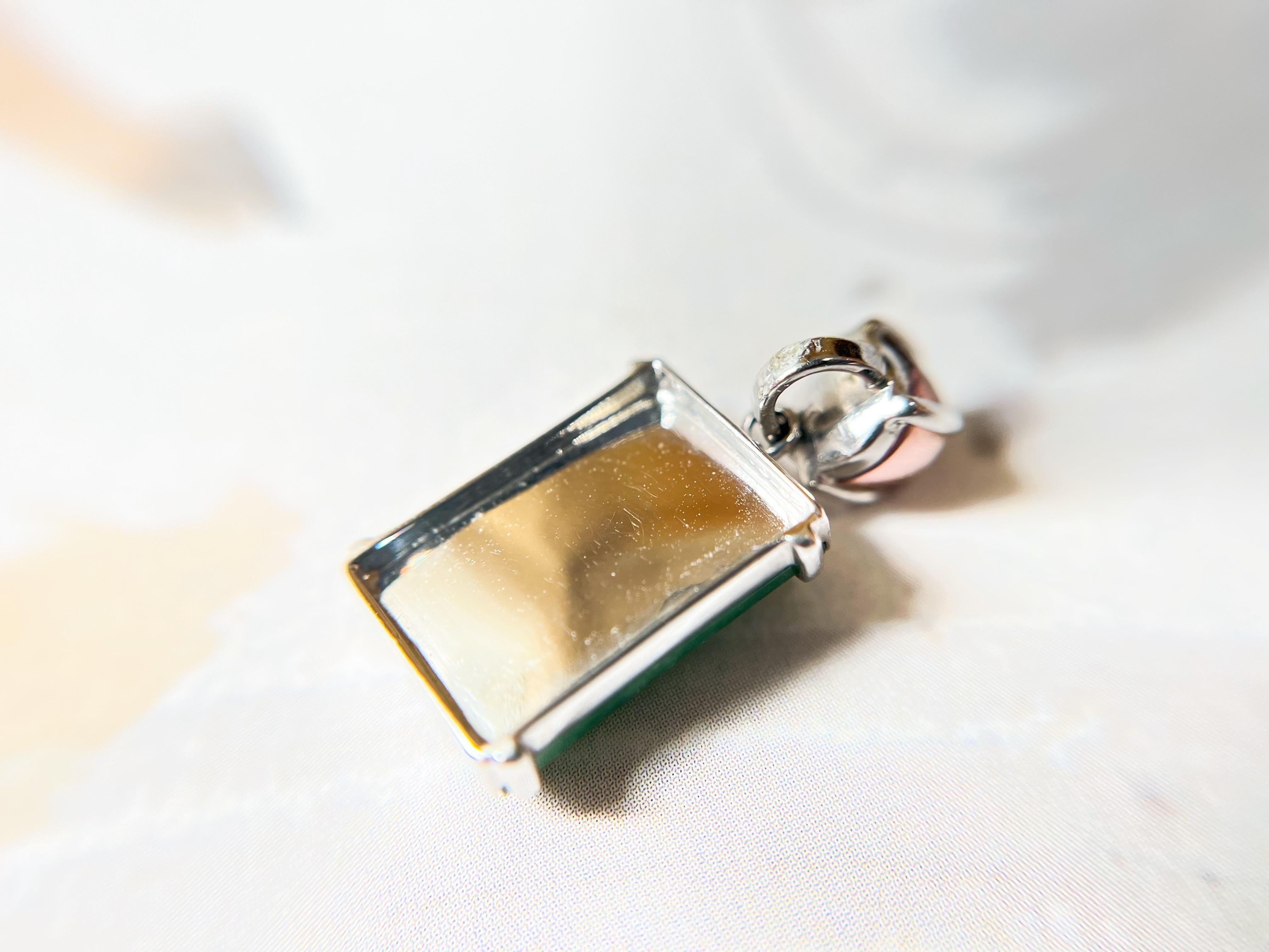 Pendentif en or 18 carats et tourmaline en jade rectangulaire naturel du Myanmar de couleur vert vif Unisexe en vente