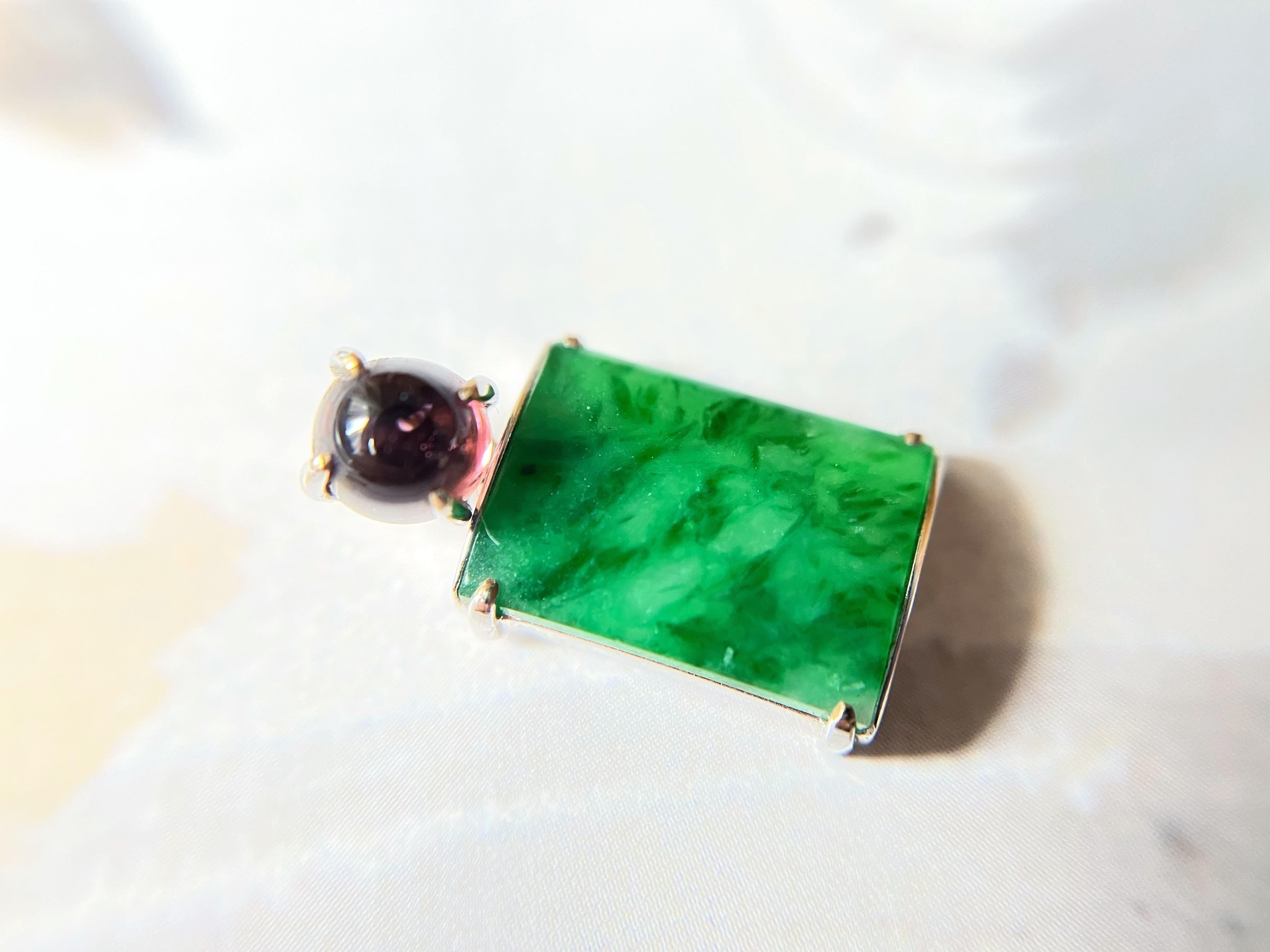 Pendentif en or 18 carats et tourmaline en jade rectangulaire naturel du Myanmar de couleur vert vif en vente 1
