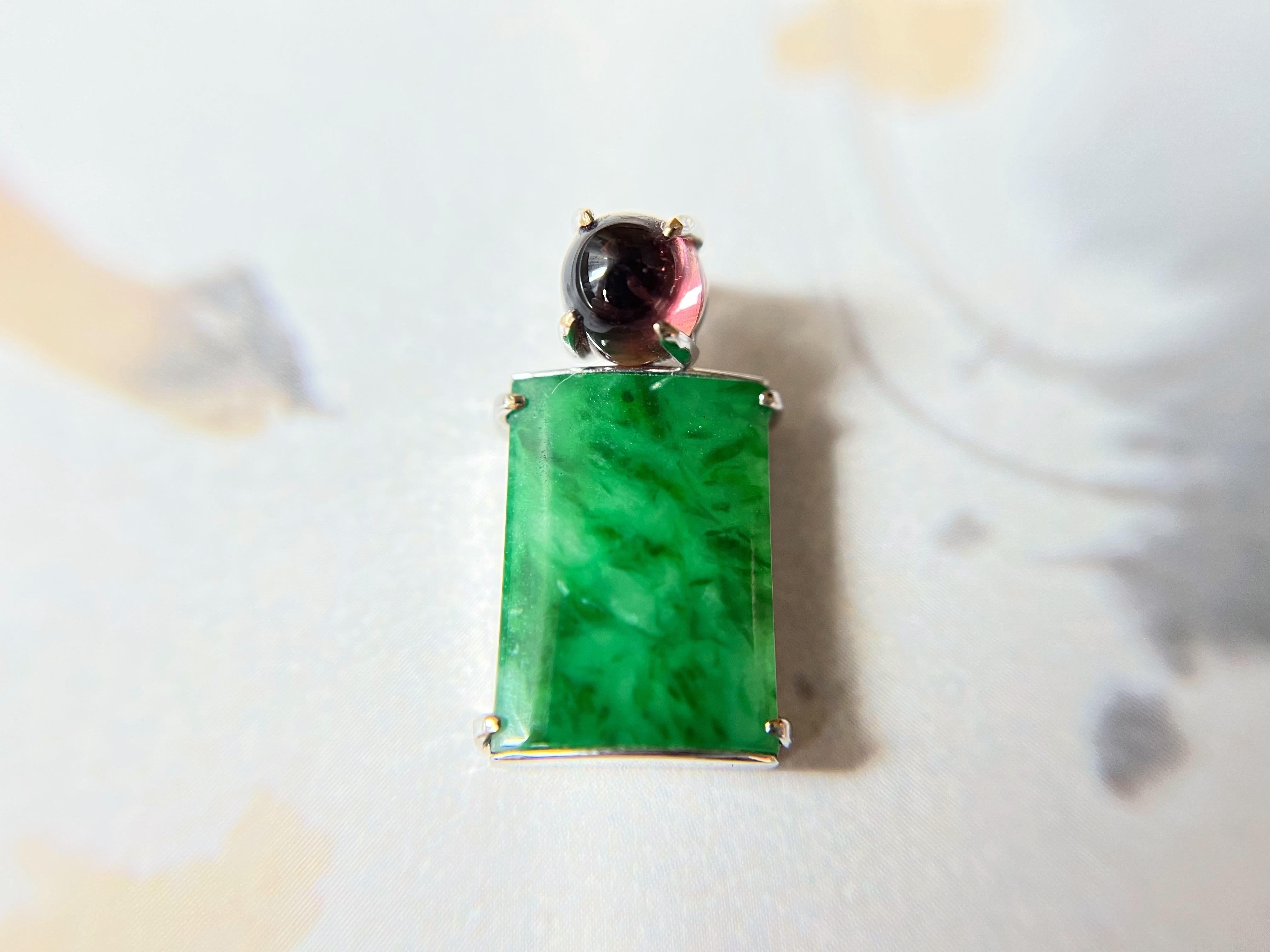 Pendentif en or 18 carats et tourmaline en jade rectangulaire naturel du Myanmar de couleur vert vif en vente 2