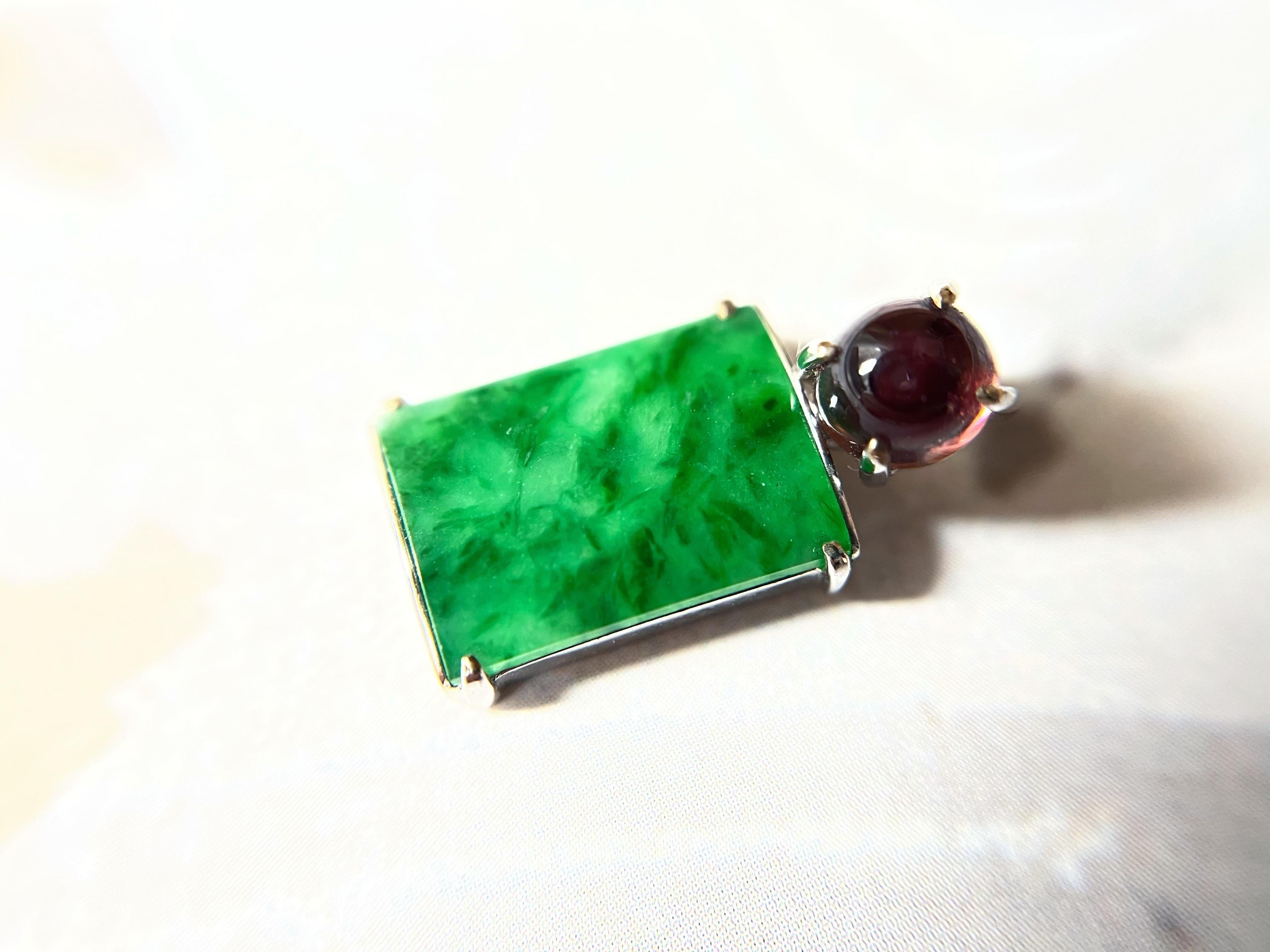 Pendentif en or 18 carats et tourmaline en jade rectangulaire naturel du Myanmar de couleur vert vif en vente 3