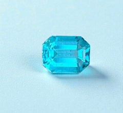 Gemma di apatite blu neon naturale: 0.78 carati, taglio smeraldo, pietra di dicembre.