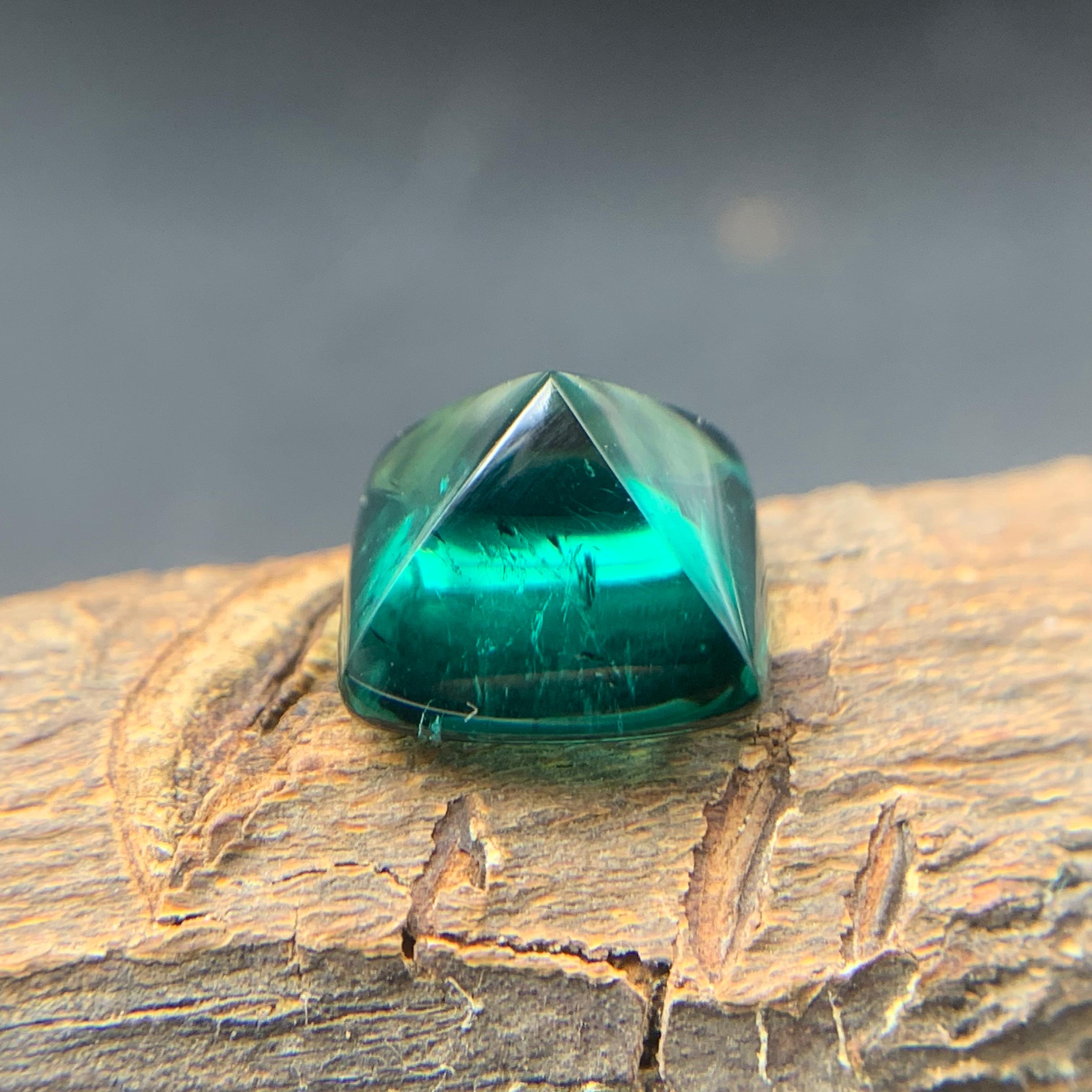 ¡Gema suelta de turmalina natural verde azulada para anillo, collar, colgante, pulsera o cualquier otra joya de Kunar Afganistán!

💎 TIPO DE PIEDRA PRECIOSA: Turmalina
⚖️ PESO: 6,82 Quilates
🪚 FORMA Y TALLADO: Cabujón Pan de Azúcar 
📏 TAMAÑO