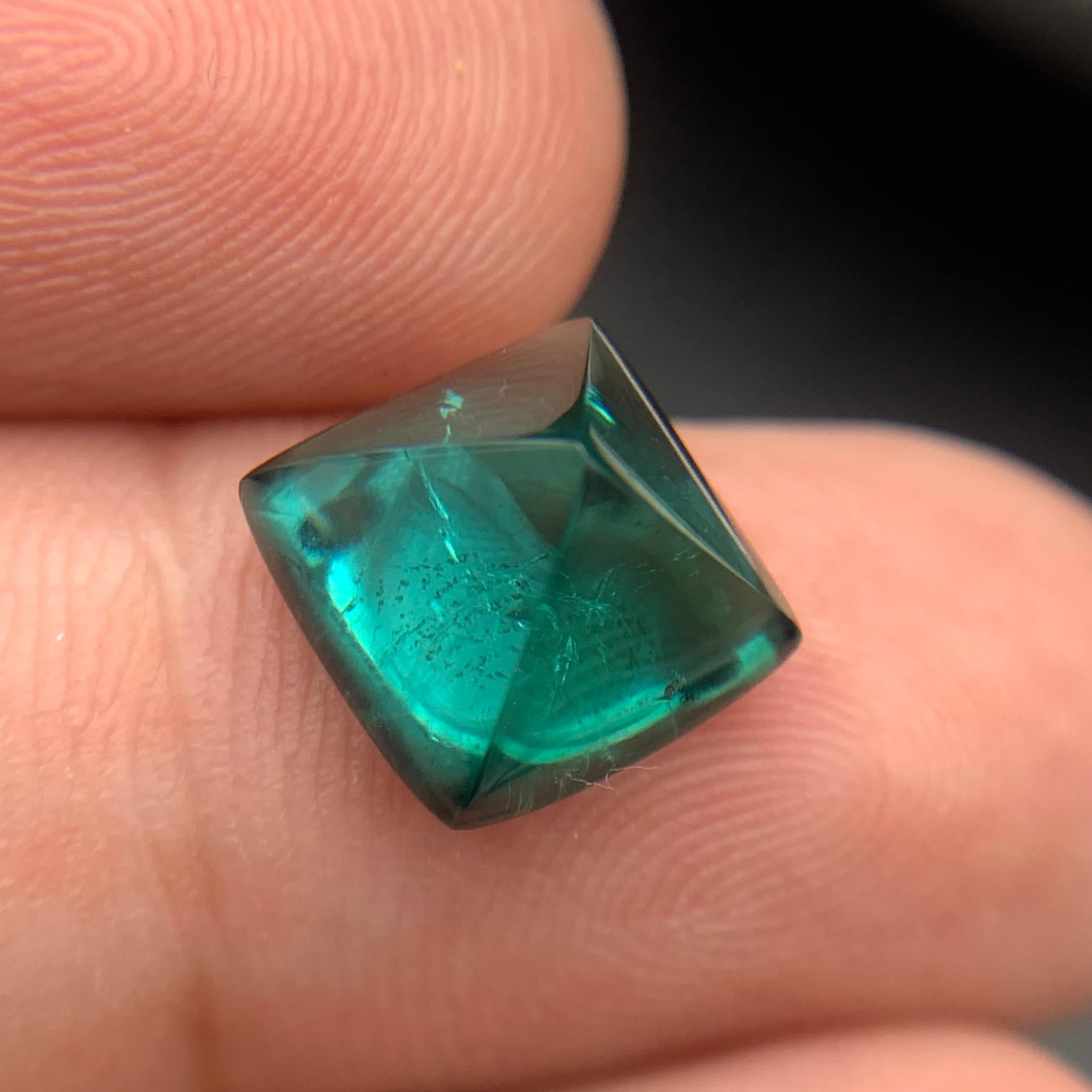 Turmalina verde azul neón natural 6,82 quilates Cabujón de pan de azúcar Gema suelta Contemporáneo en venta