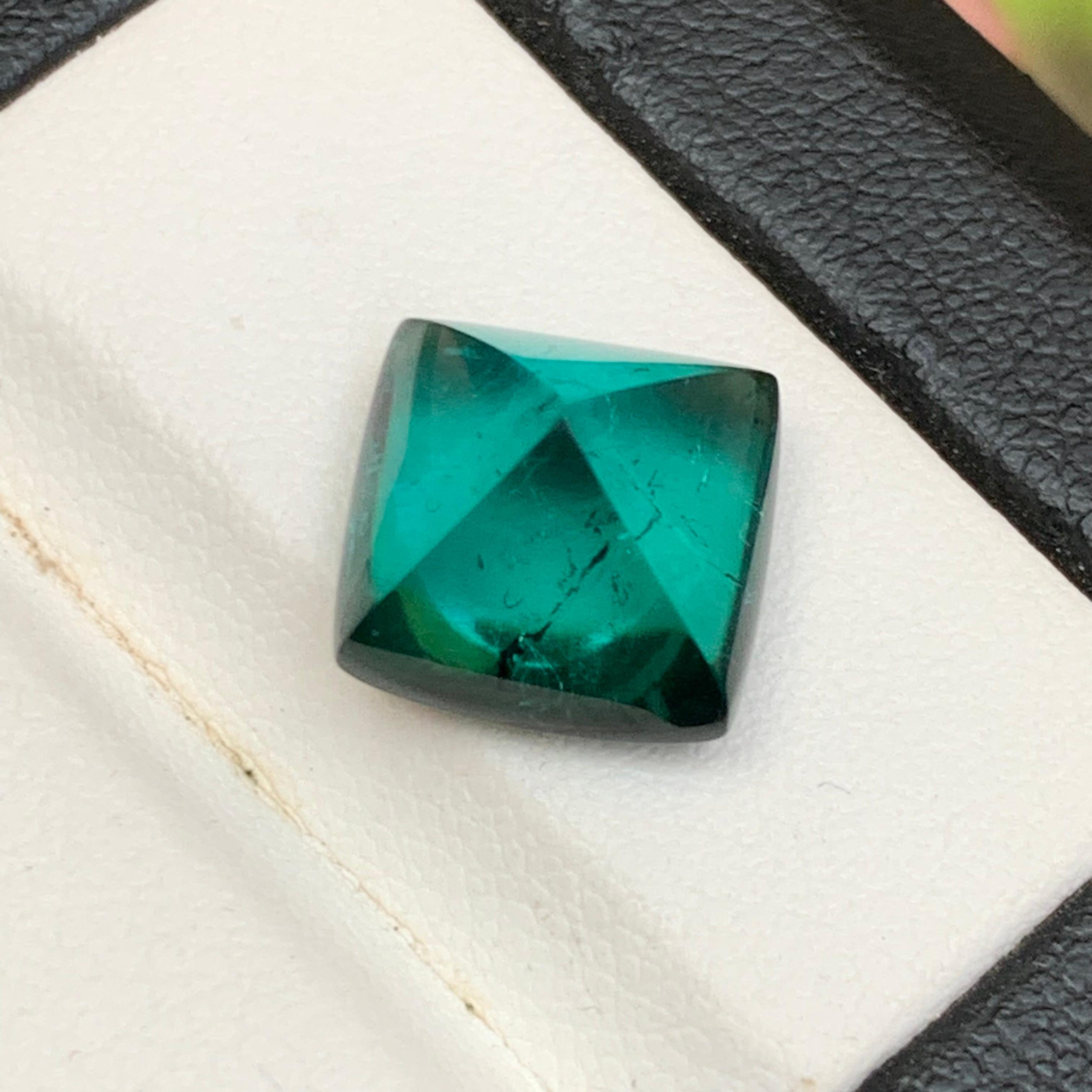 Femenino o masculino Turmalina verde azul neón natural 6,82 quilates Cabujón de pan de azúcar Gema suelta en venta
