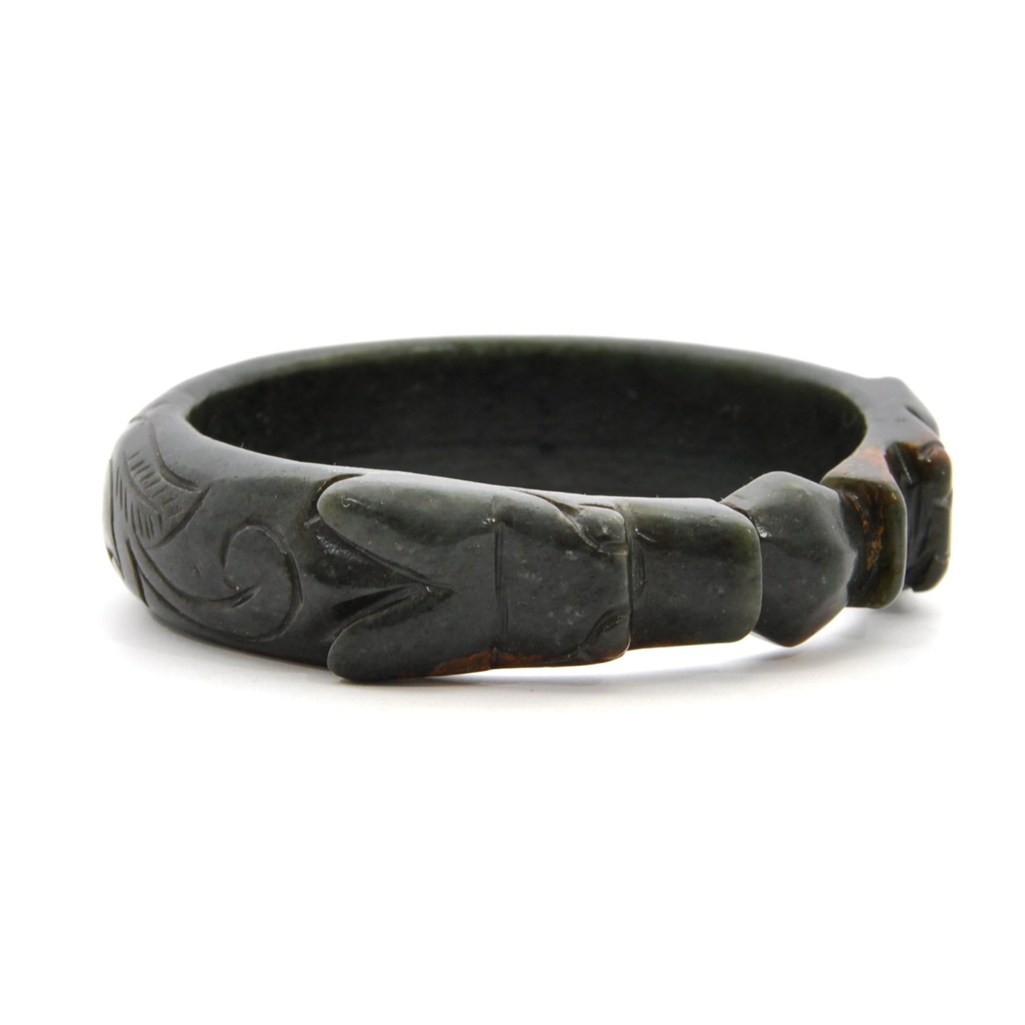 Taille ronde Bracelet jonc en jade néphrite naturelle avec dragons enroulés de perles, milieu du siècle dernier en vente