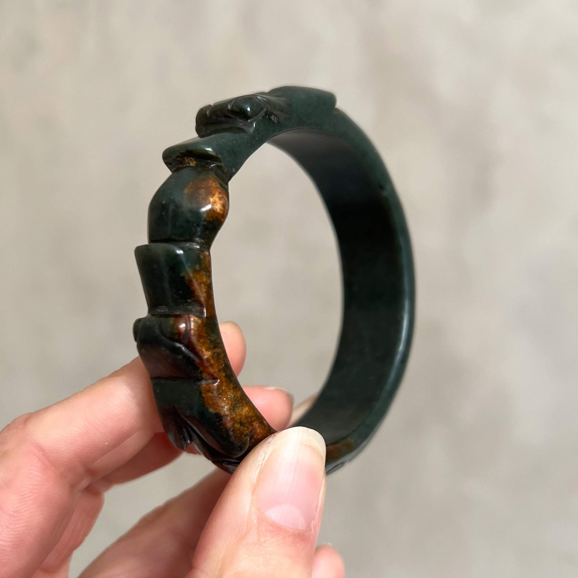 Mid-Century Natural Nephrite Jade Dragons Chasing Pearl Bangle Bracelet In Good Condition For Sale In Rotterdam, NL
