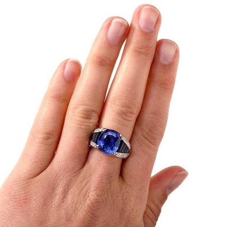 Dieser Diamant-Saphir-Ring ist aus massivem Platin gefertigt. In der Mitte befindet sich ein GIA-zertifizierter ovaler blauer Ceylon-Saphir im Brillantschliff von ca. 10,58 Karat.  begleitet vom GIA-Bericht 6183829983 und  durch vier Zacken